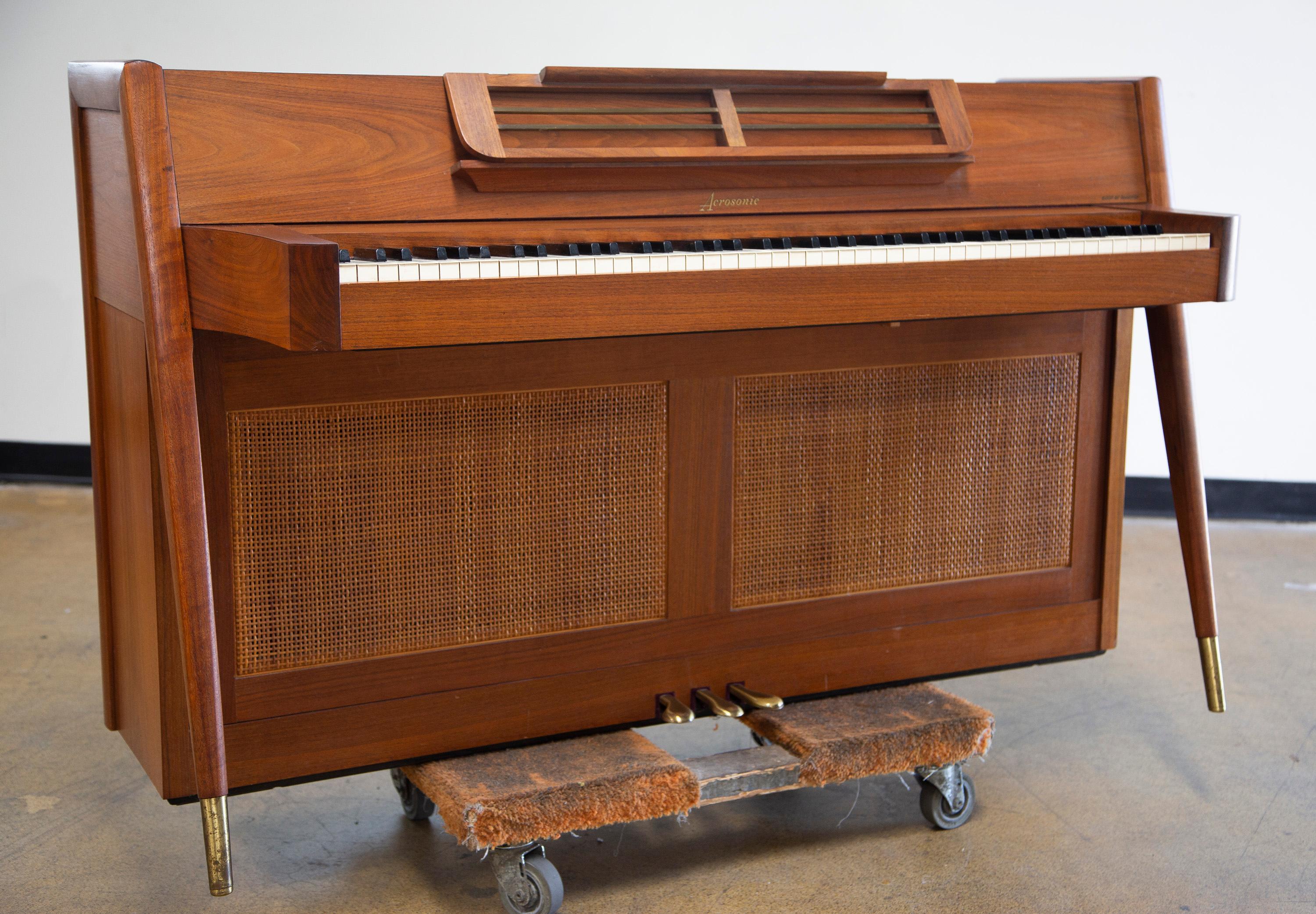 Pianoforte Baldwin Acrosonic di metà secolo in noce e canne, anni '60 9