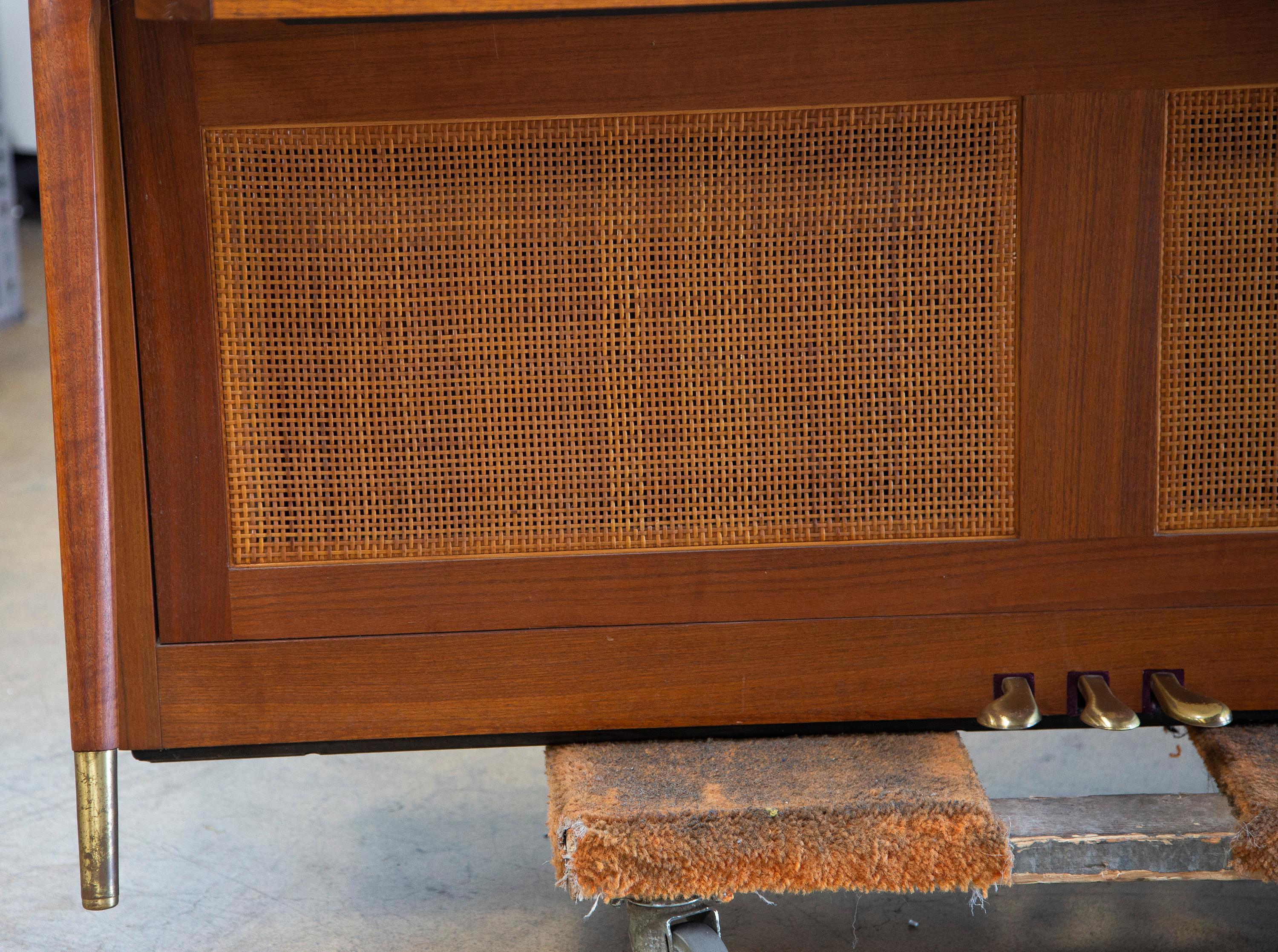 Pianoforte Baldwin Acrosonic di metà secolo in noce e canne, anni '60 10