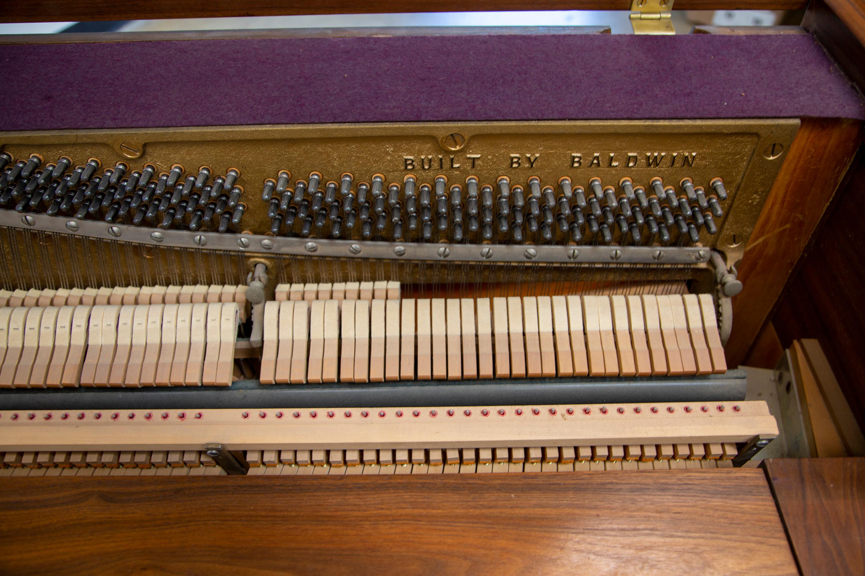 Pianoforte Baldwin Acrosonic di metà secolo in noce e canne, anni '60 12
