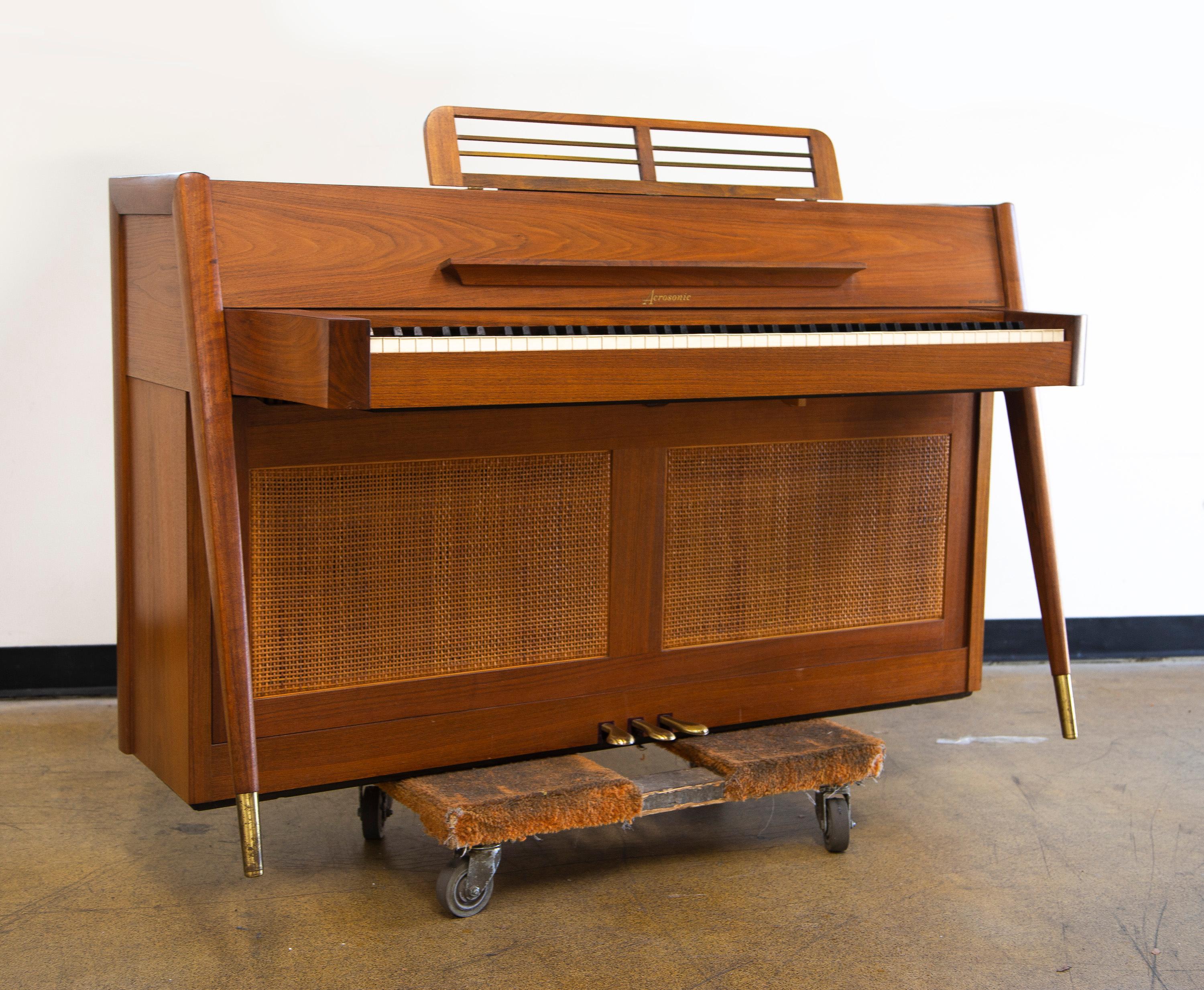 Pianoforte Baldwin Acrosonic di metà secolo in noce e canne, anni '60

Questo pianoforte Acrosonic a spinetta di Baldwin, in stile Mid-Century Modern, è molto ricercato e rappresenta un'aggiunta straordinaria a qualsiasi casa. Il design moderno