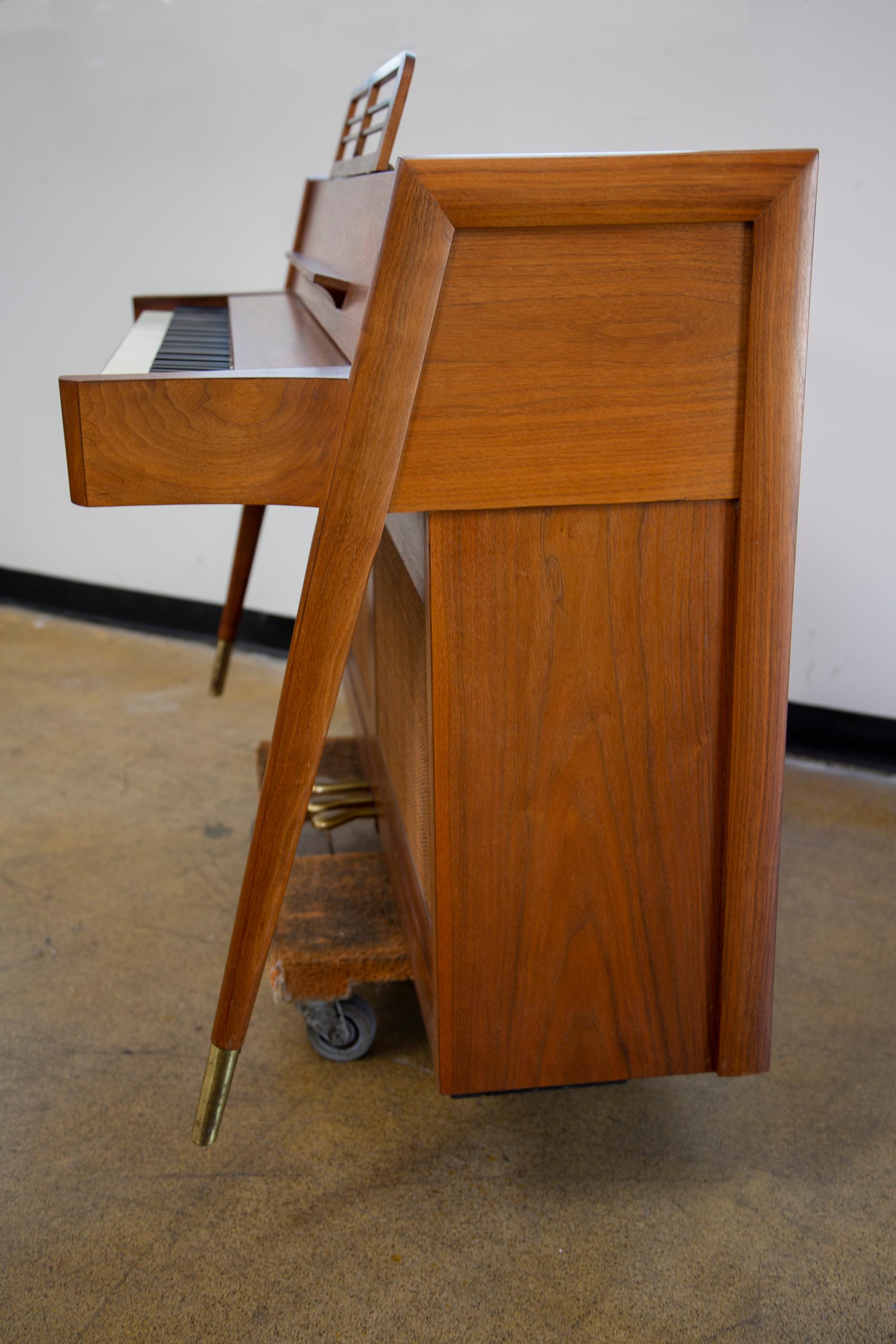 Mid-Century moderno Pianoforte Baldwin Acrosonic di metà secolo in noce e canne, anni '60