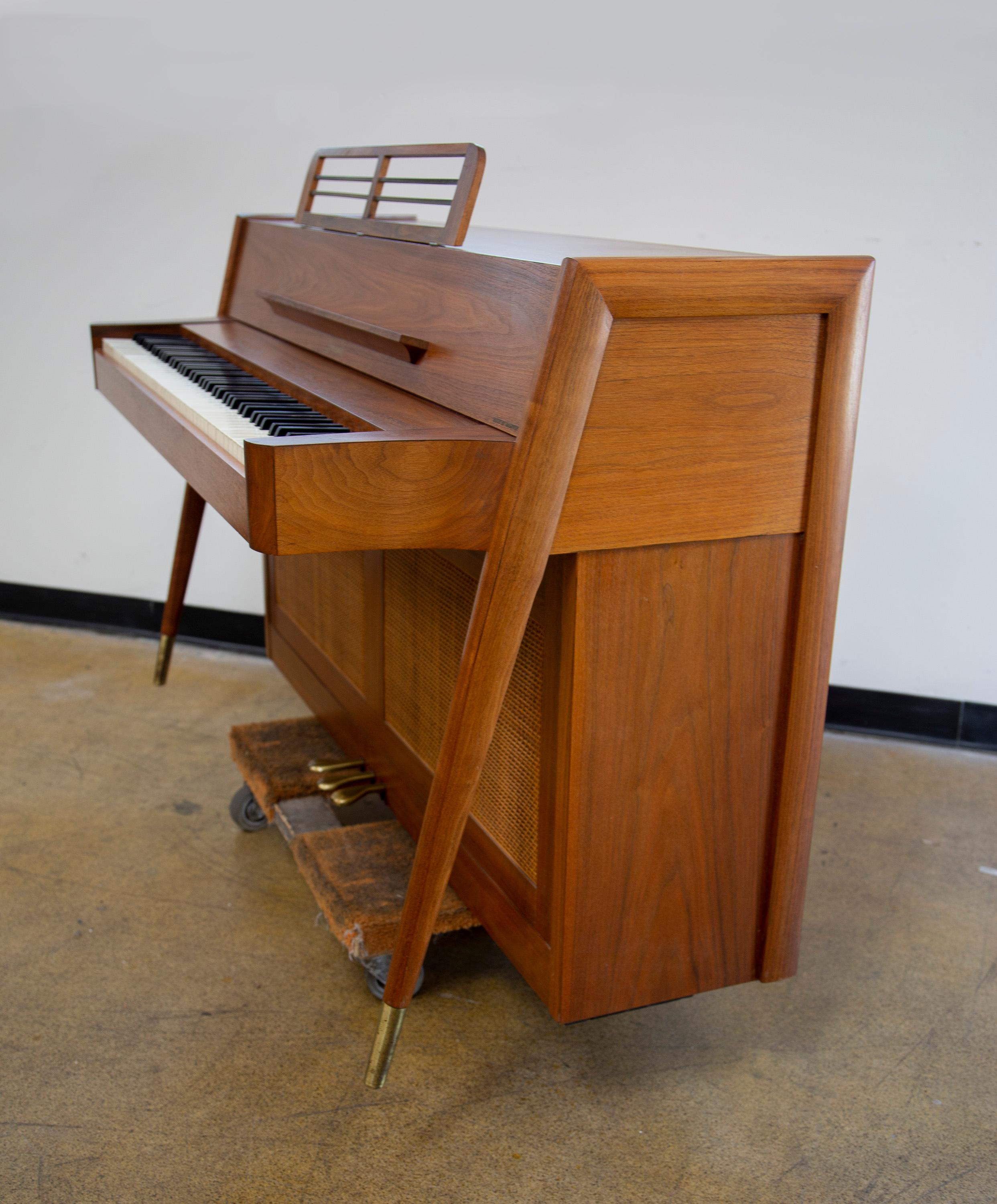 Americano Pianoforte Baldwin Acrosonic di metà secolo in noce e canne, anni '60