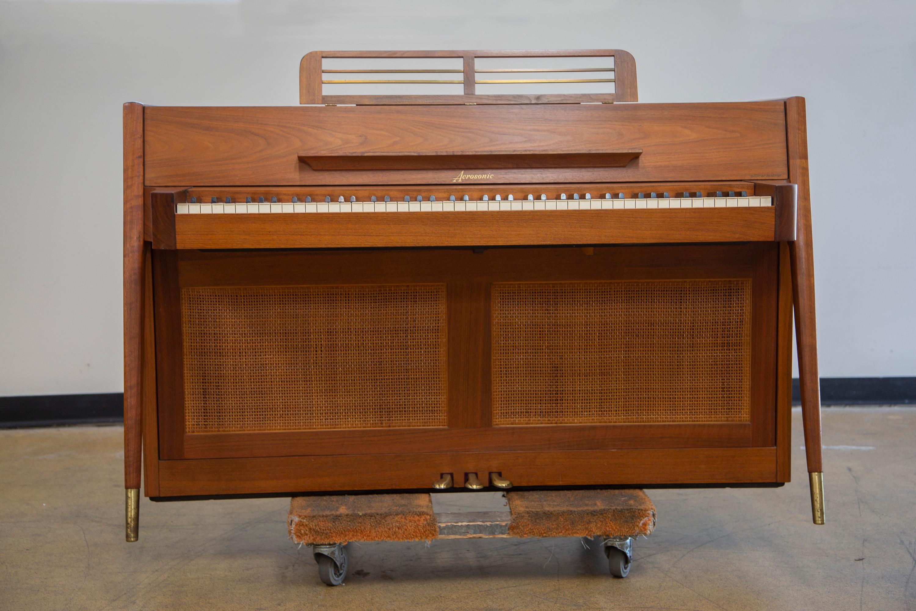Ottone Pianoforte Baldwin Acrosonic di metà secolo in noce e canne, anni '60