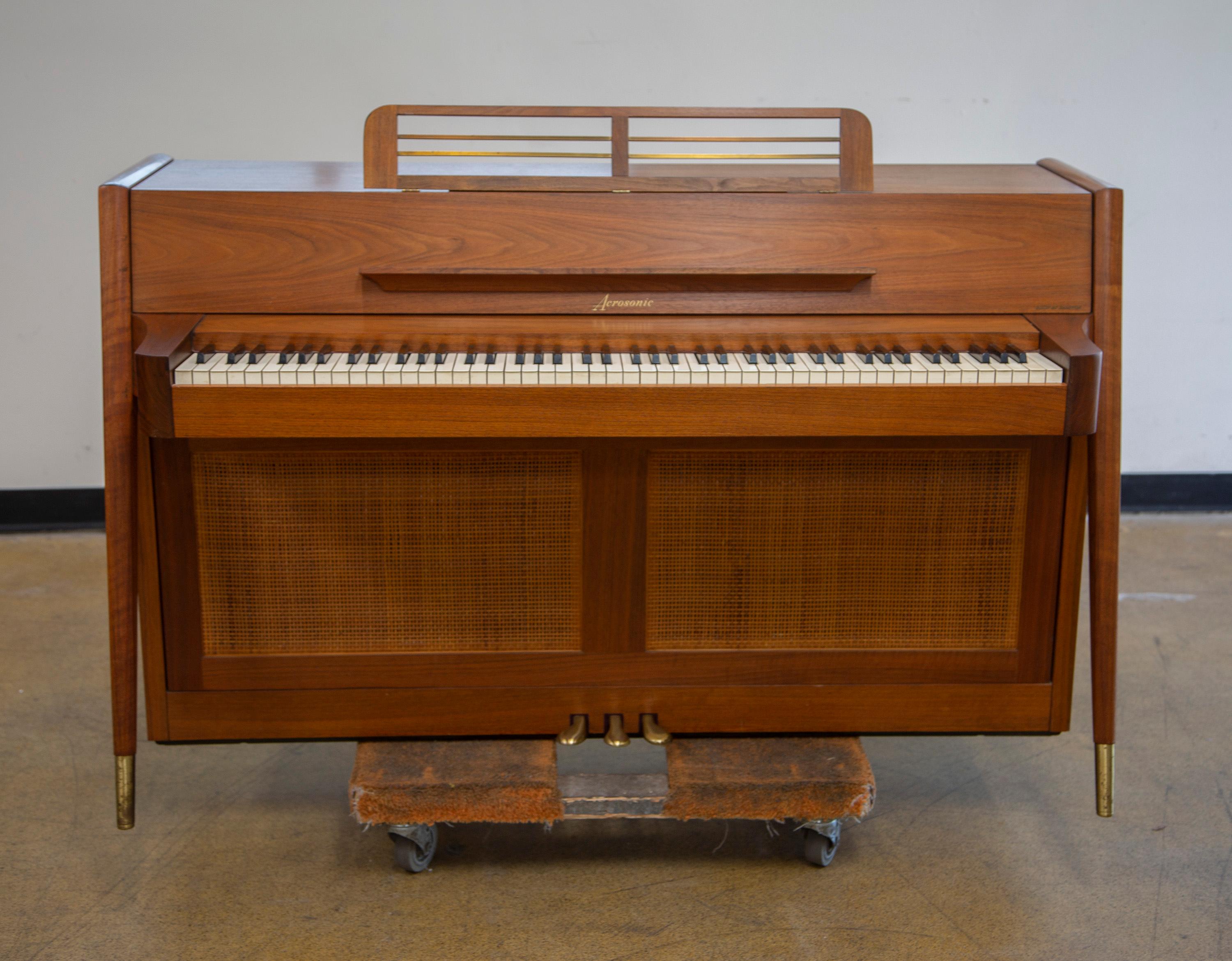 Pianoforte Baldwin Acrosonic di metà secolo in noce e canne, anni '60 1