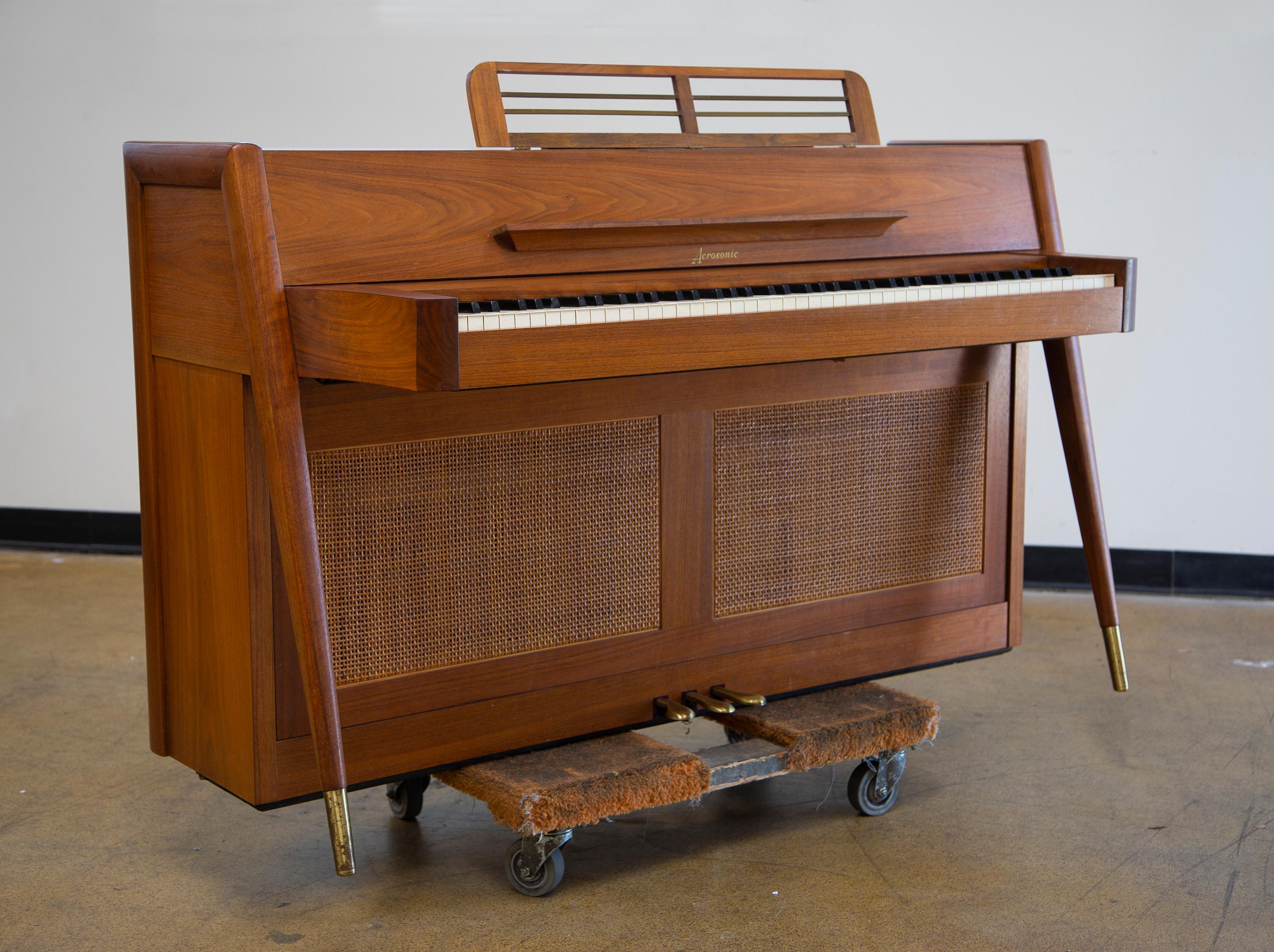 Pianoforte Baldwin Acrosonic di metà secolo in noce e canne, anni '60 2