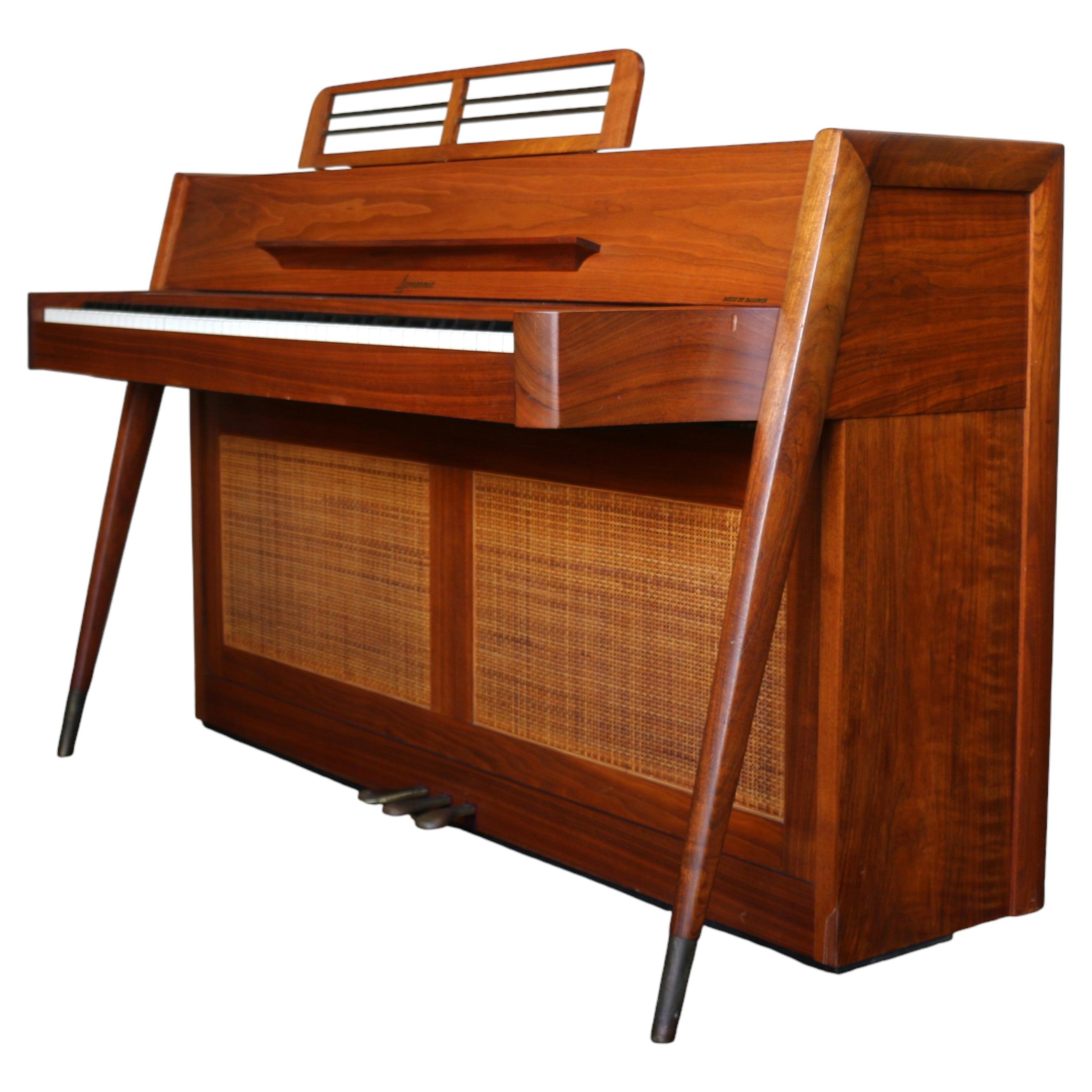 Piano vertical Baldwin Acrosonic de estilo moderno de mediados de siglo, en nogal, con paneles de mimbre