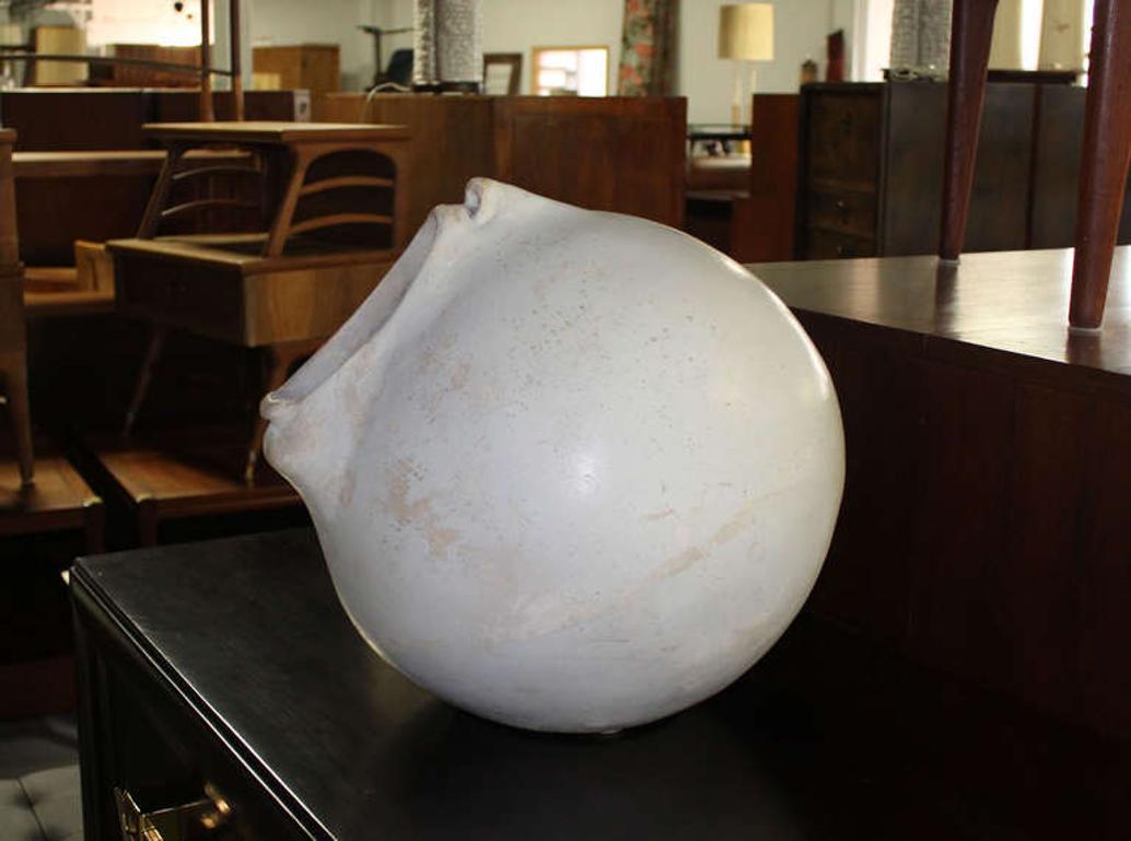 Cuit Sculpture en forme de boule, moderne du milieu du siècle dernier, signée et datée de 1972 en vente