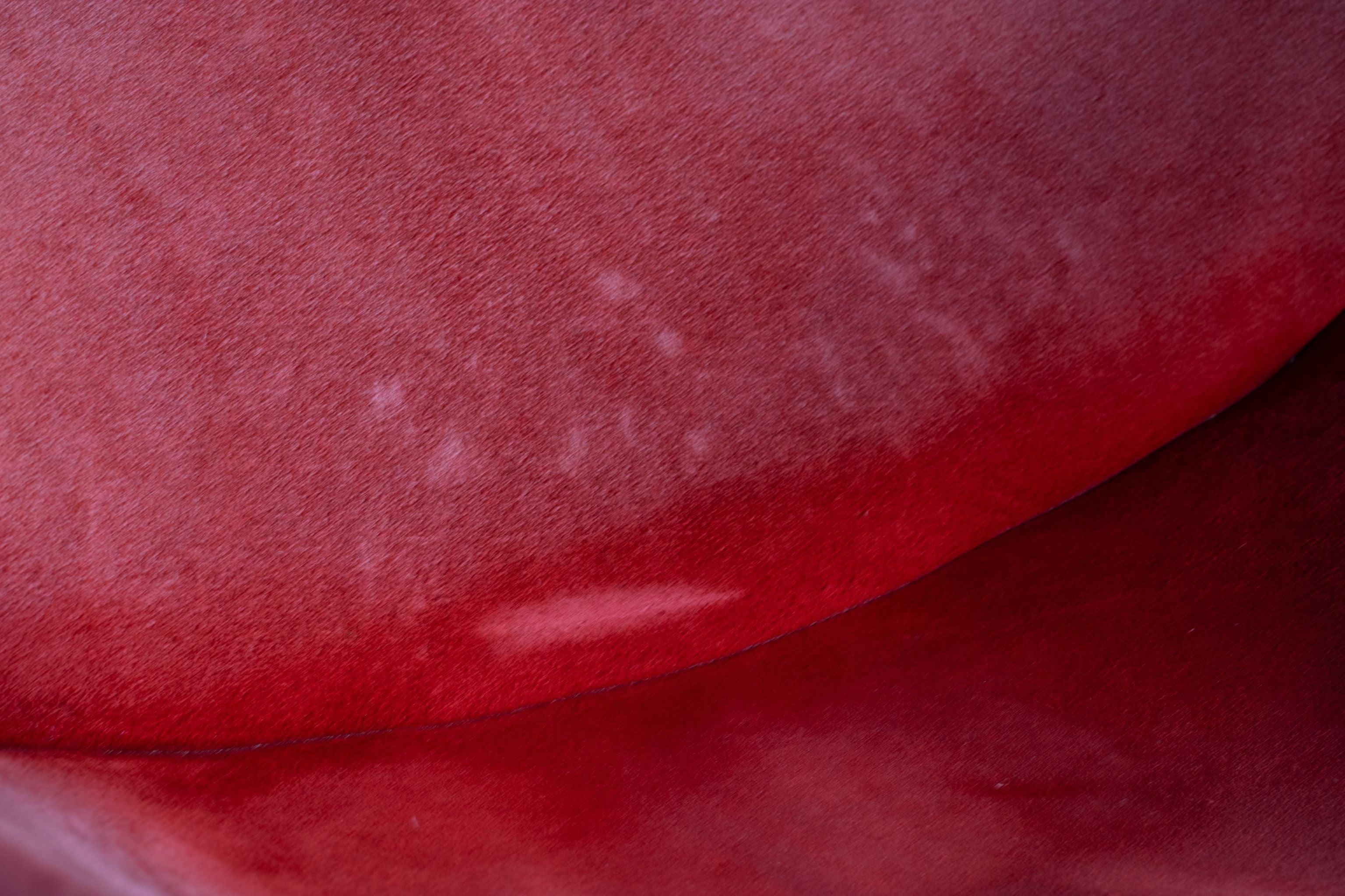 Tissu Chaise ballon/créole du milieu du siècle en daim teint en rouge par Hans Olsen, Danemark, années 1960 en vente