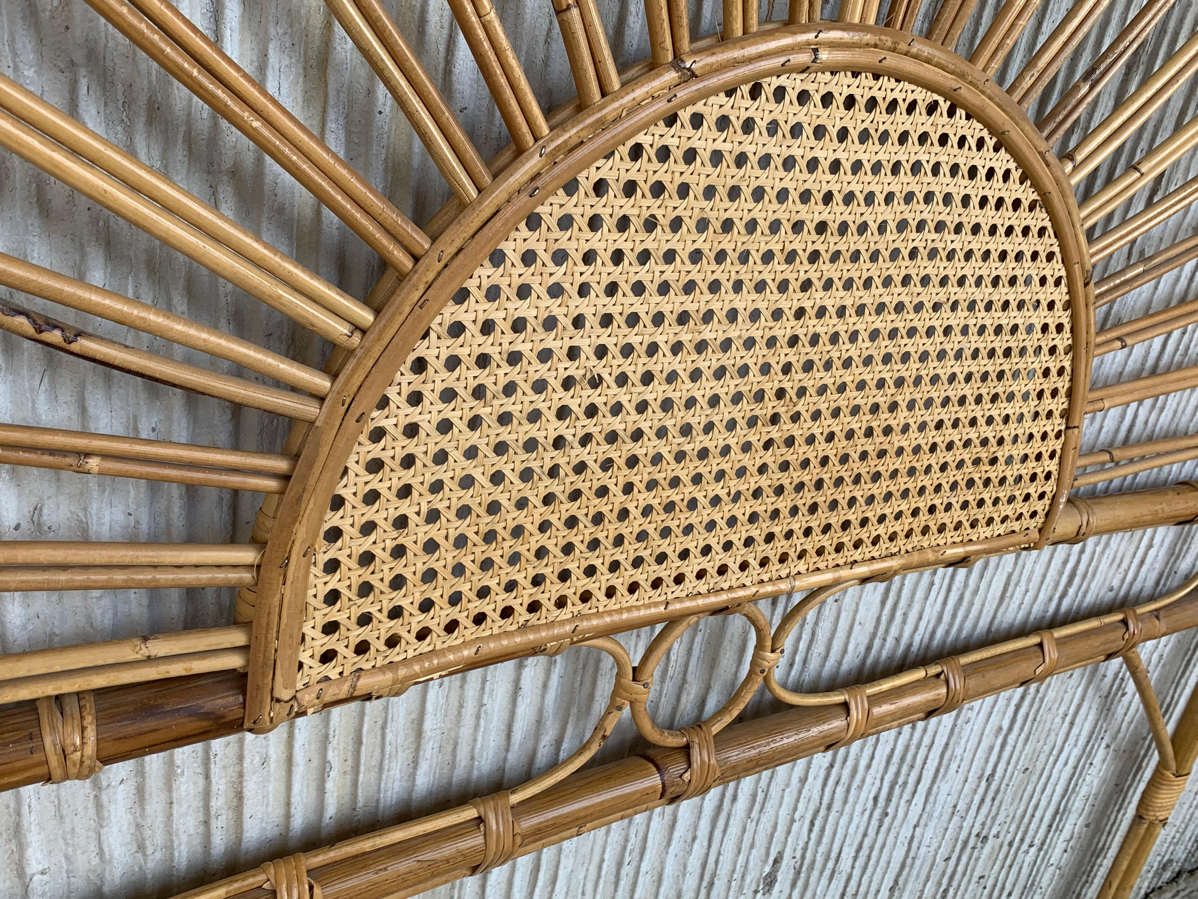 Tête de lit en bambou et bois courbé, de style moderne du milieu du siècle, à laquelle vous pouvez ajouter deux tables de nuit assorties avec tiroirs en parquet

Dimensions de la table de nuit : H 29.52in, W 18.50in, D 13in
Mesures de la tête de