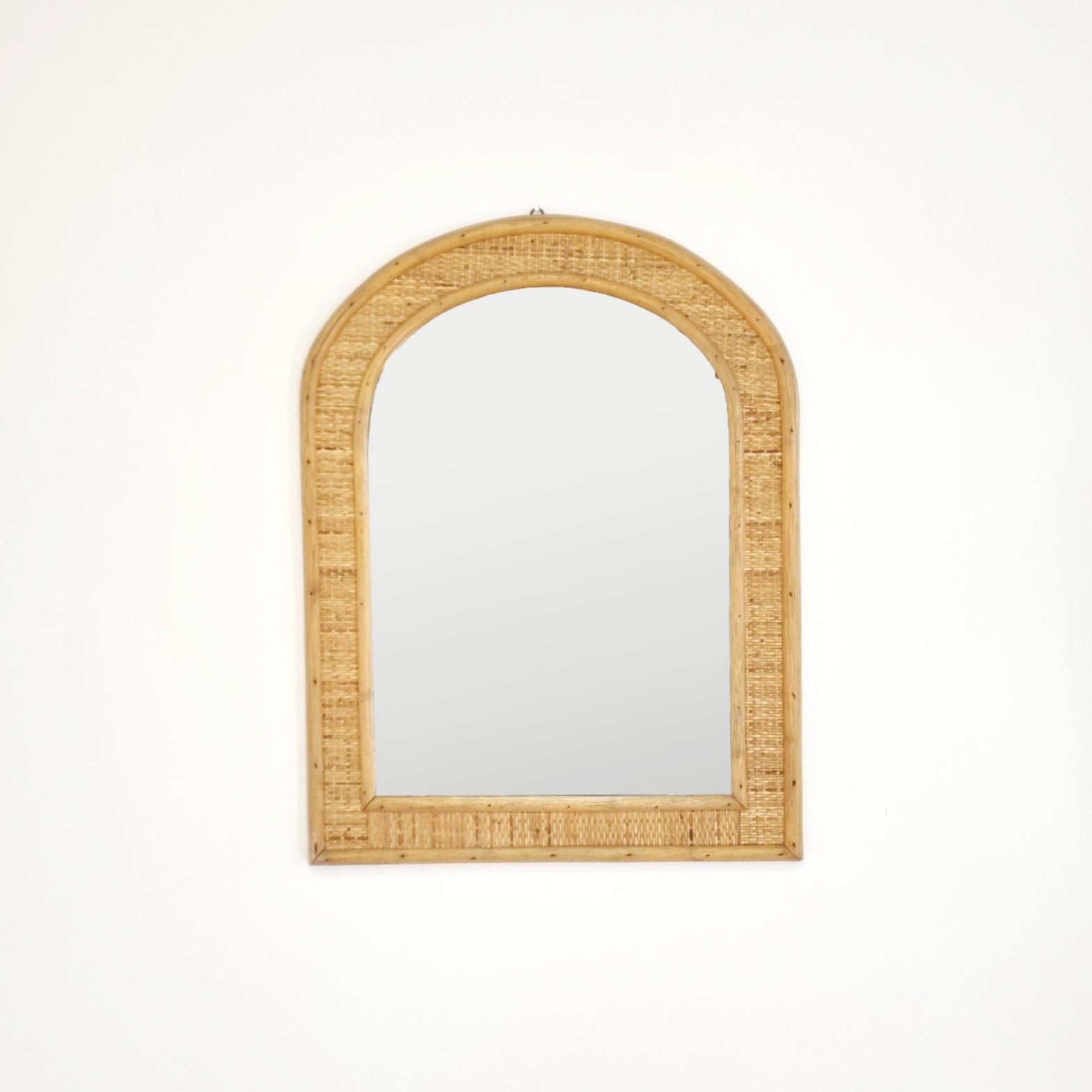 Vintage bamboo and cane mirror, made in Italy in the 70s. In very good vintage condition with light signs of wear.

Dimensions:
h 70 cm
w 55 cm
d 3 cm