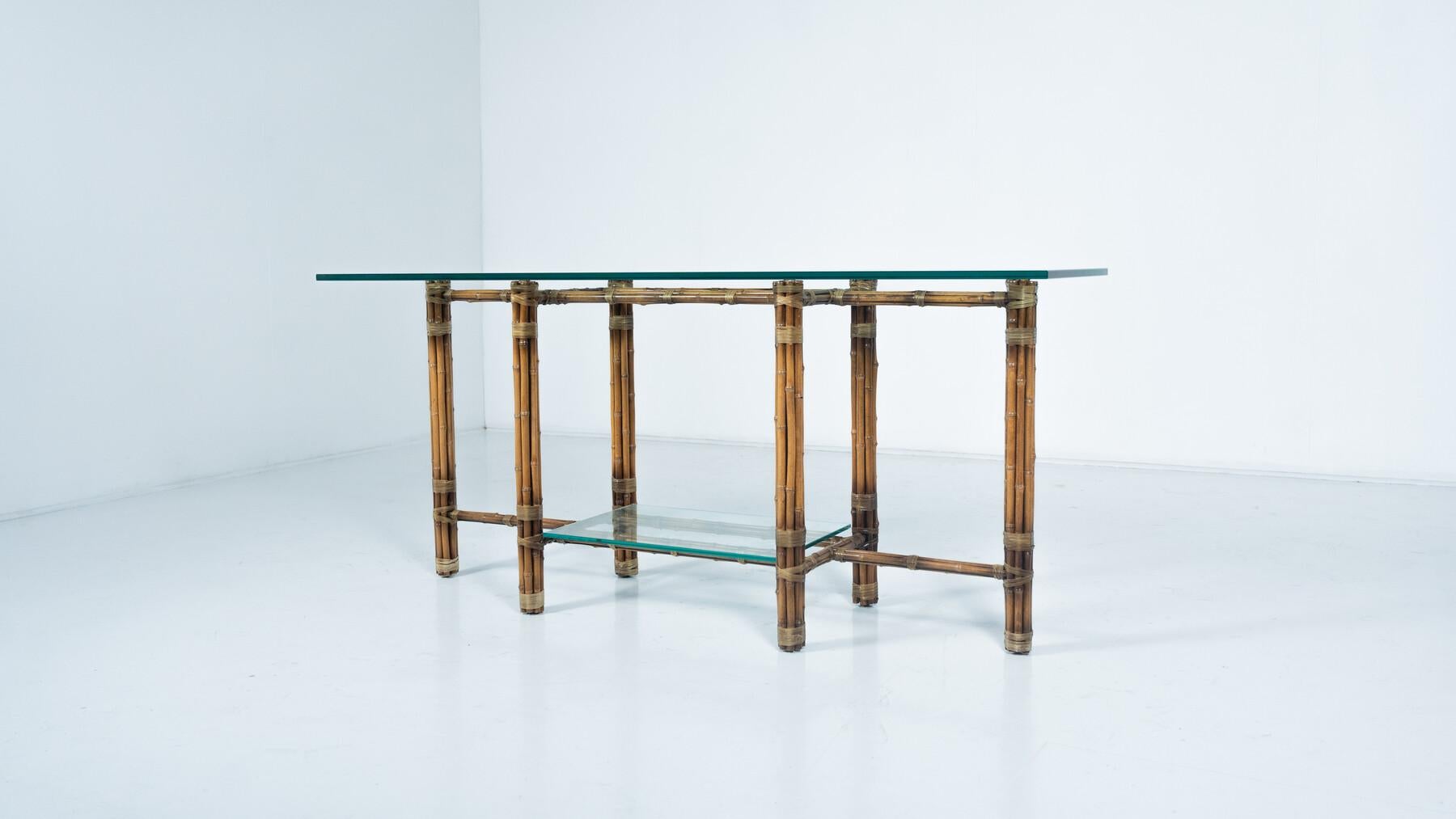 													
Consola moderna de mediados de siglo de bambú y cristal, McGuire, años 60