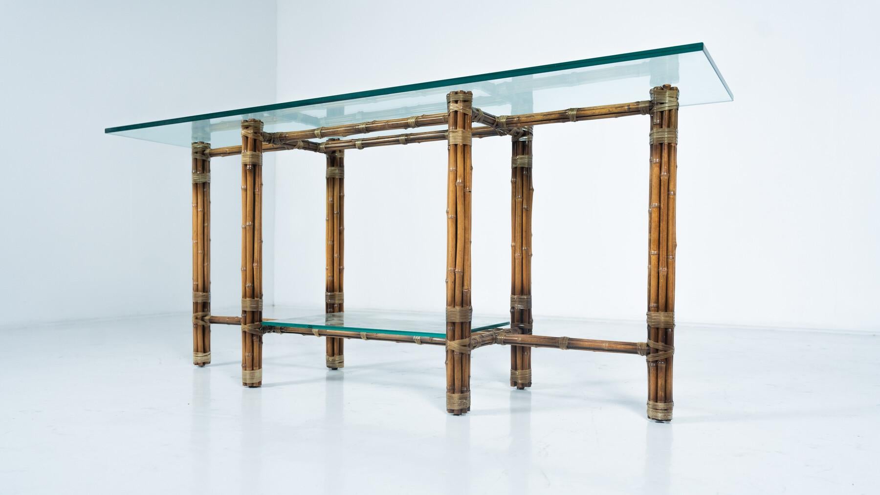 Consola moderna de mediados de siglo de bambú y cristal, McGuire, años 60 Moderno de mediados de siglo en venta