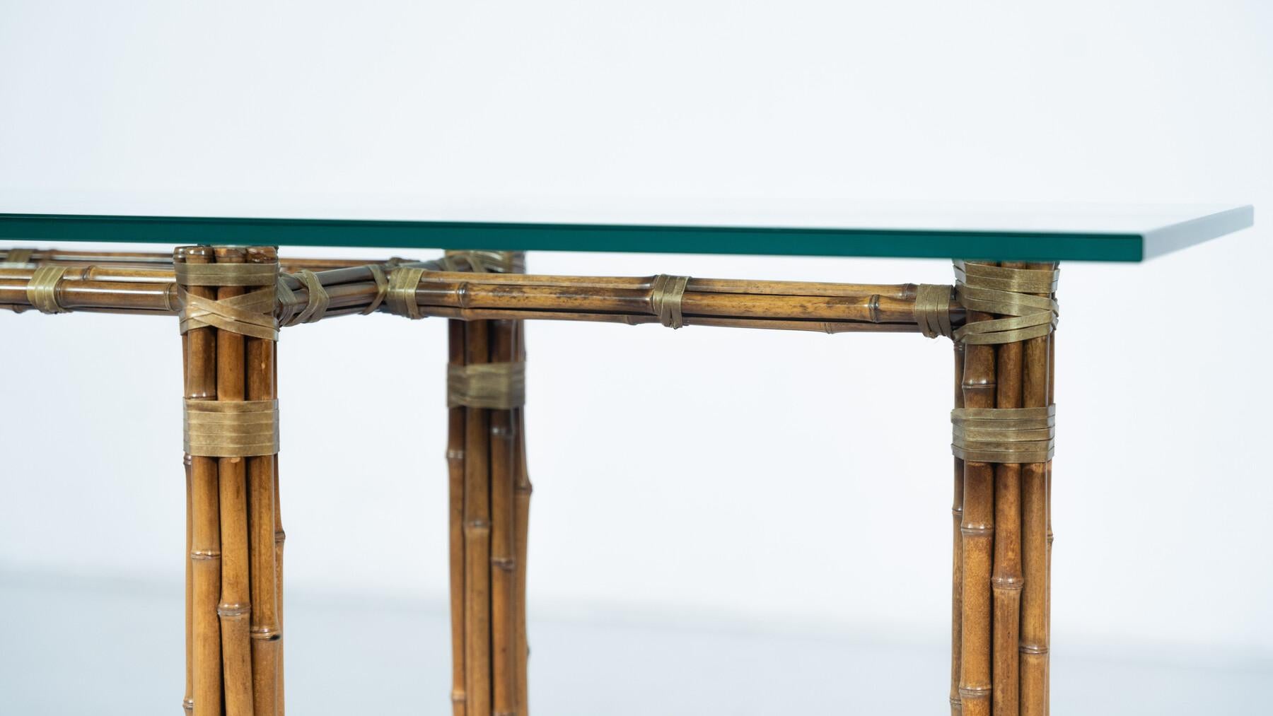 Consola moderna de mediados de siglo de bambú y cristal, McGuire, años 60 Italiano en venta