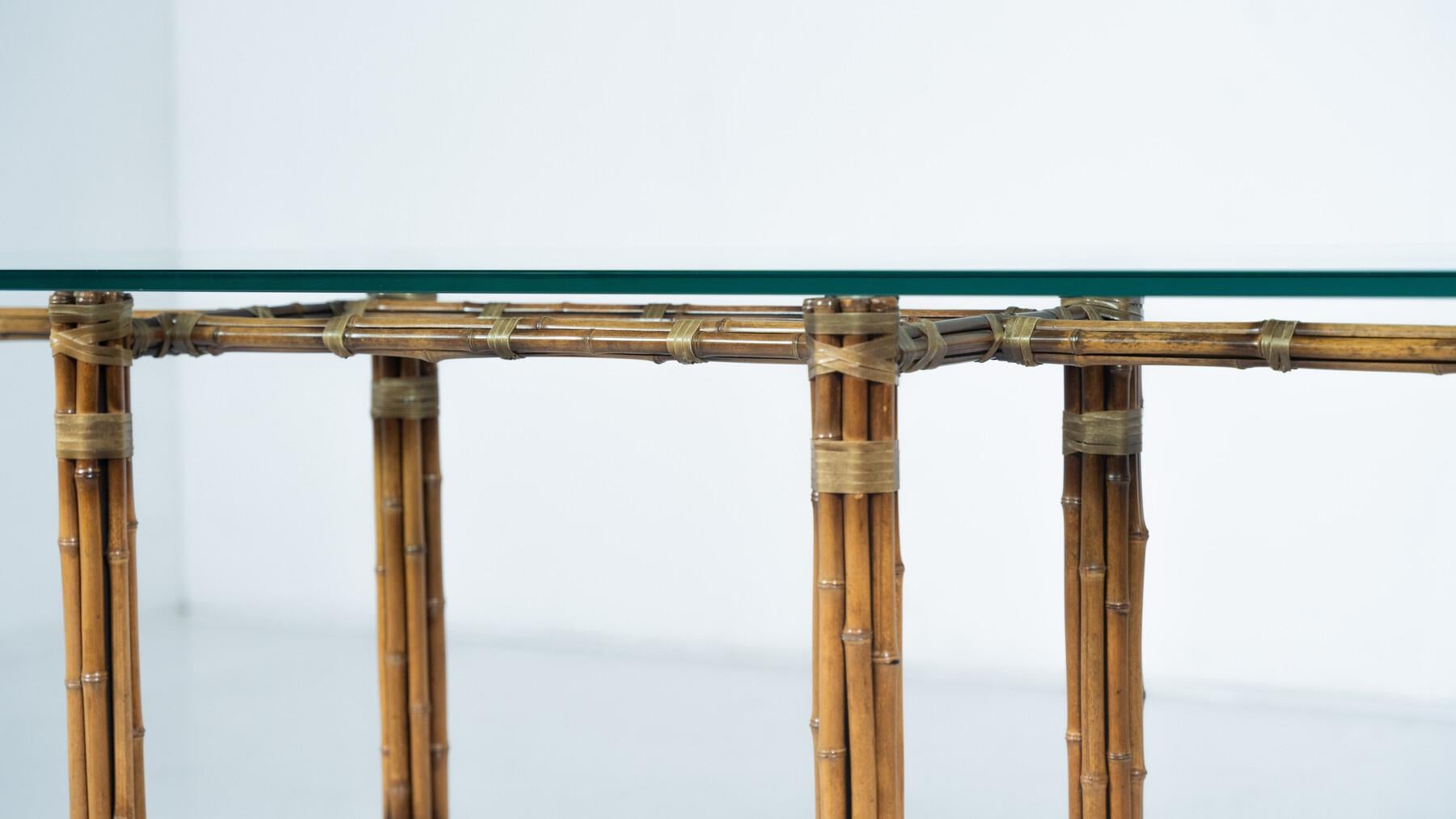 Consola moderna de mediados de siglo de bambú y cristal, McGuire, años 60 mediados del siglo XX en venta
