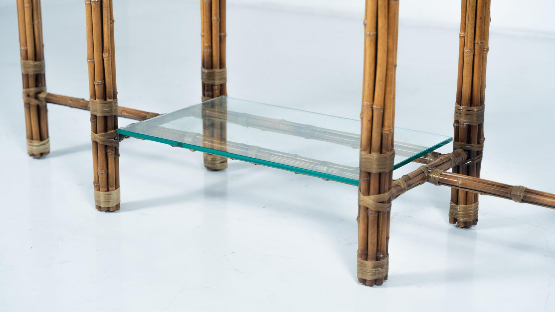 Consola moderna de mediados de siglo de bambú y cristal, McGuire, años 60 Bambú en venta