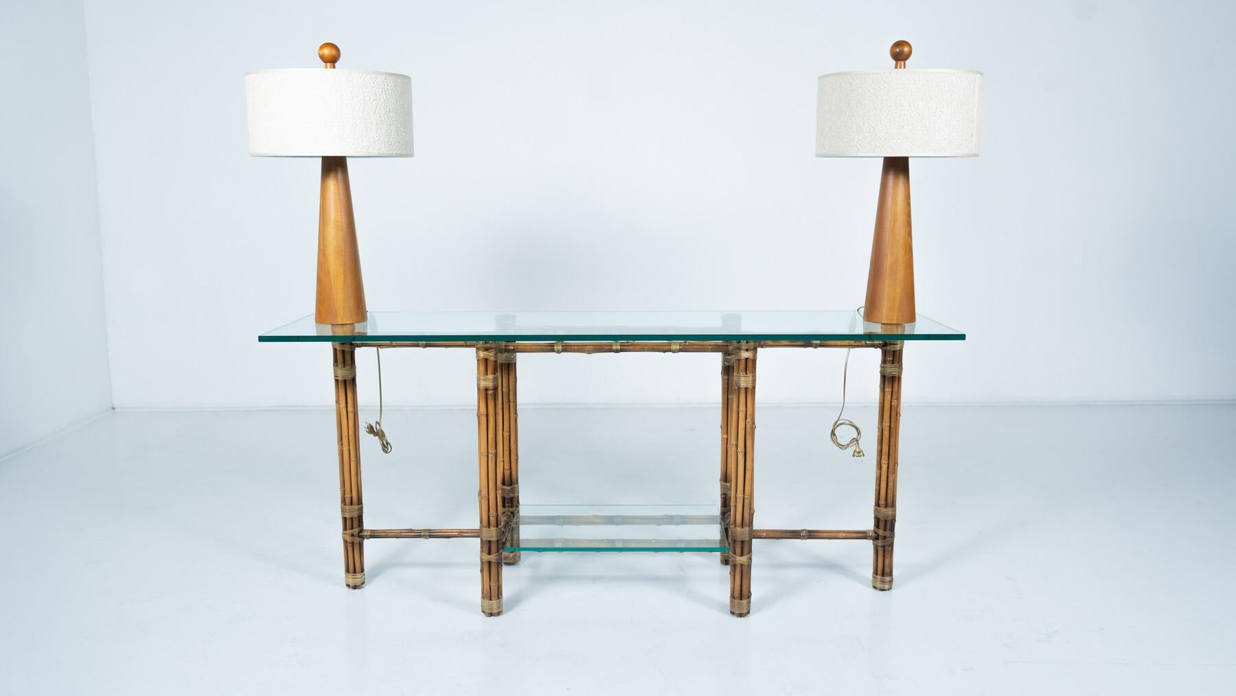 Consola moderna de mediados de siglo de bambú y cristal, McGuire, años 60 en venta 1