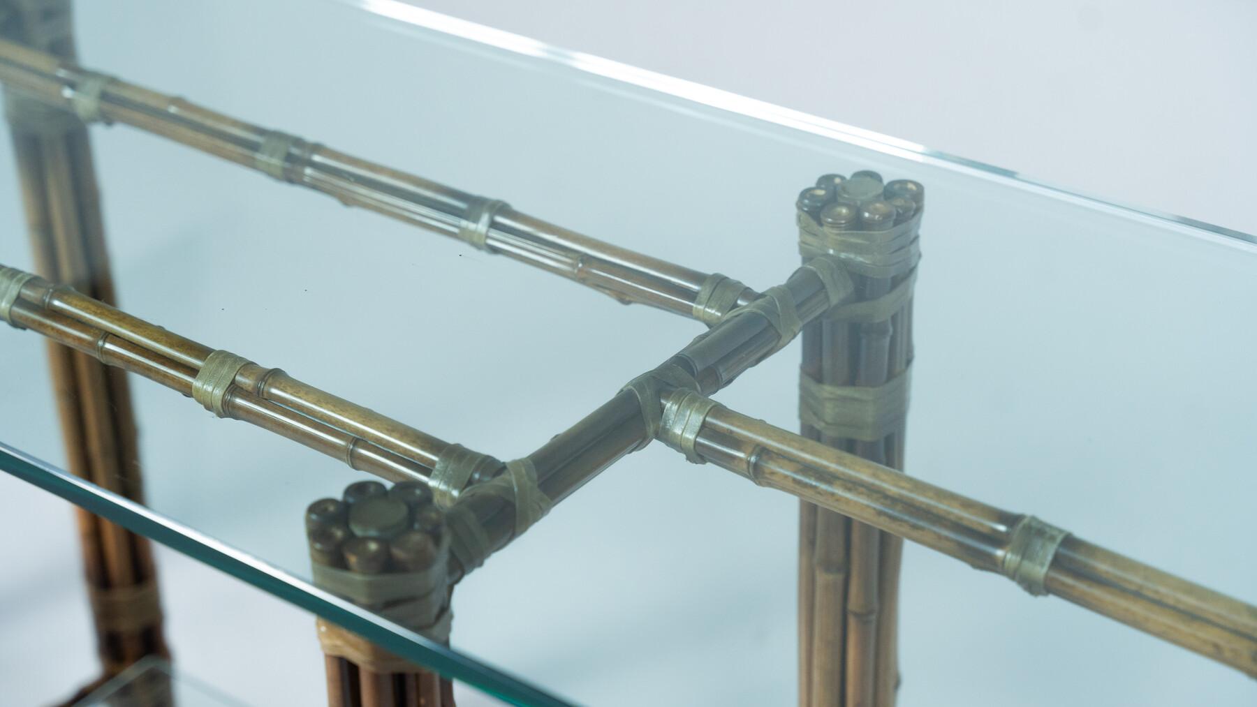 Consola moderna de mediados de siglo de bambú y cristal, McGuire, años 60 en venta 2