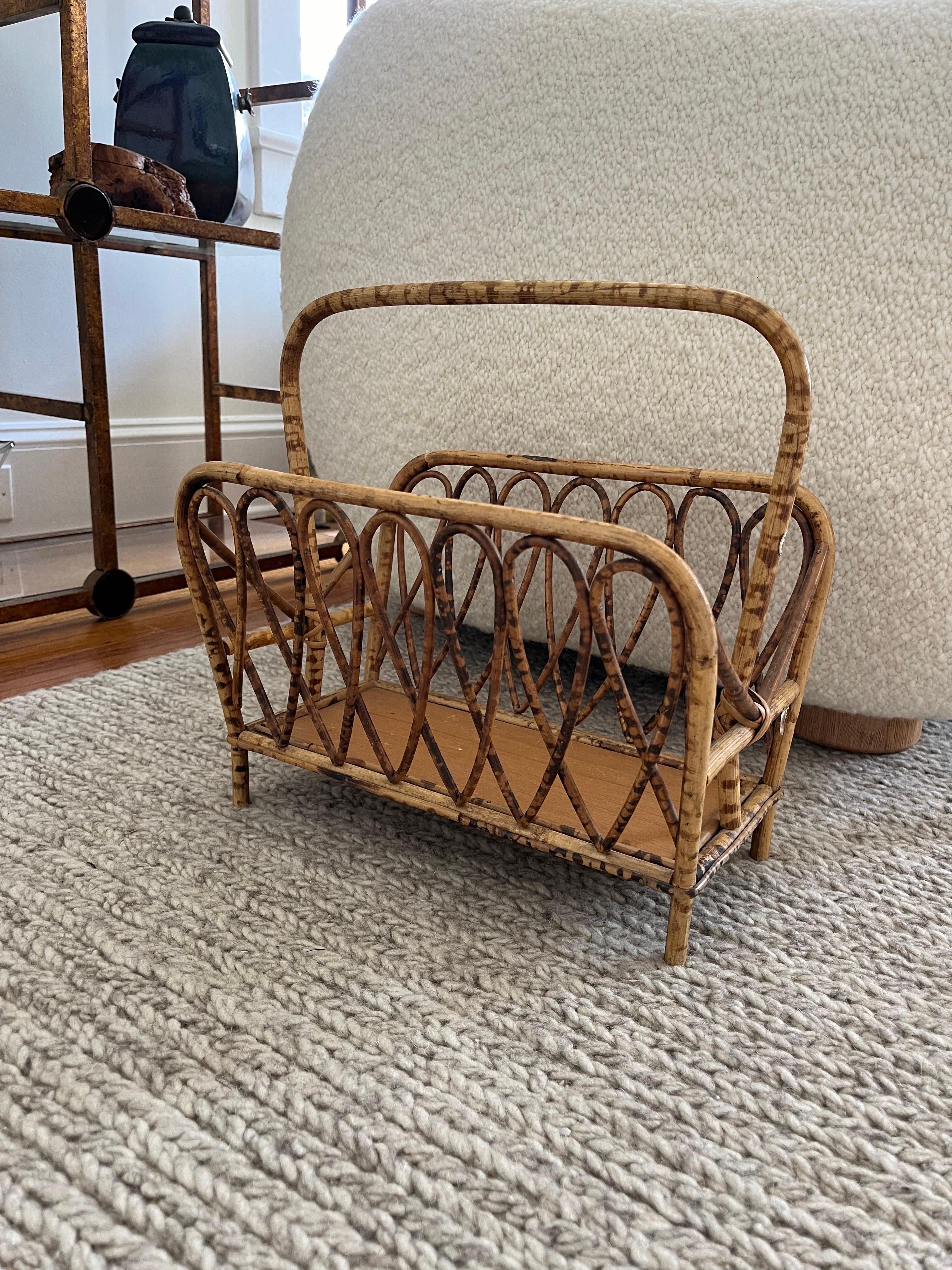 Bellissimo portariviste Mid-Century Modern degli anni '60 in bambù in stile italiano. La bellezza organica dei materiali intrecciati è classica e senza tempo e rende i mobili in bambù e rattan incredibilmente versatili. Si trova a suo agio in una