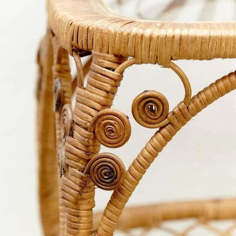 Table d'appoint en bambou et rotin de style moderne du milieu du siècle, vers 1960  Fabrication traditionnelle en Espagne.  Par un designer inconnu.    En état d'origine avec une usure mineure conforme à l'âge et à l'utilisation, préservant une