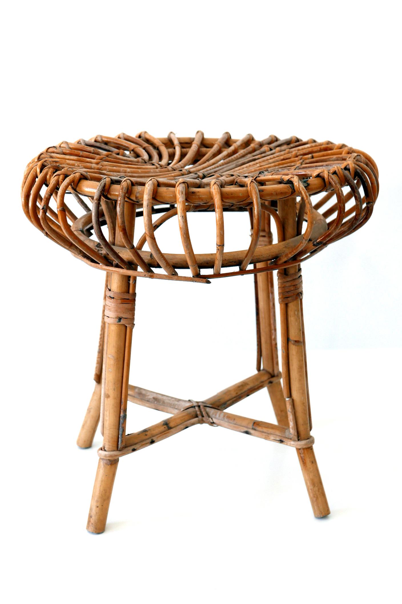 Grazioso sgabello in vimini di stile Mid-Century Modern. Prodotto negli anni '50, Italia. 
Eseguito in vimini e bambù.

Condizioni discrete. Usura coerente con l'uso e l'età.