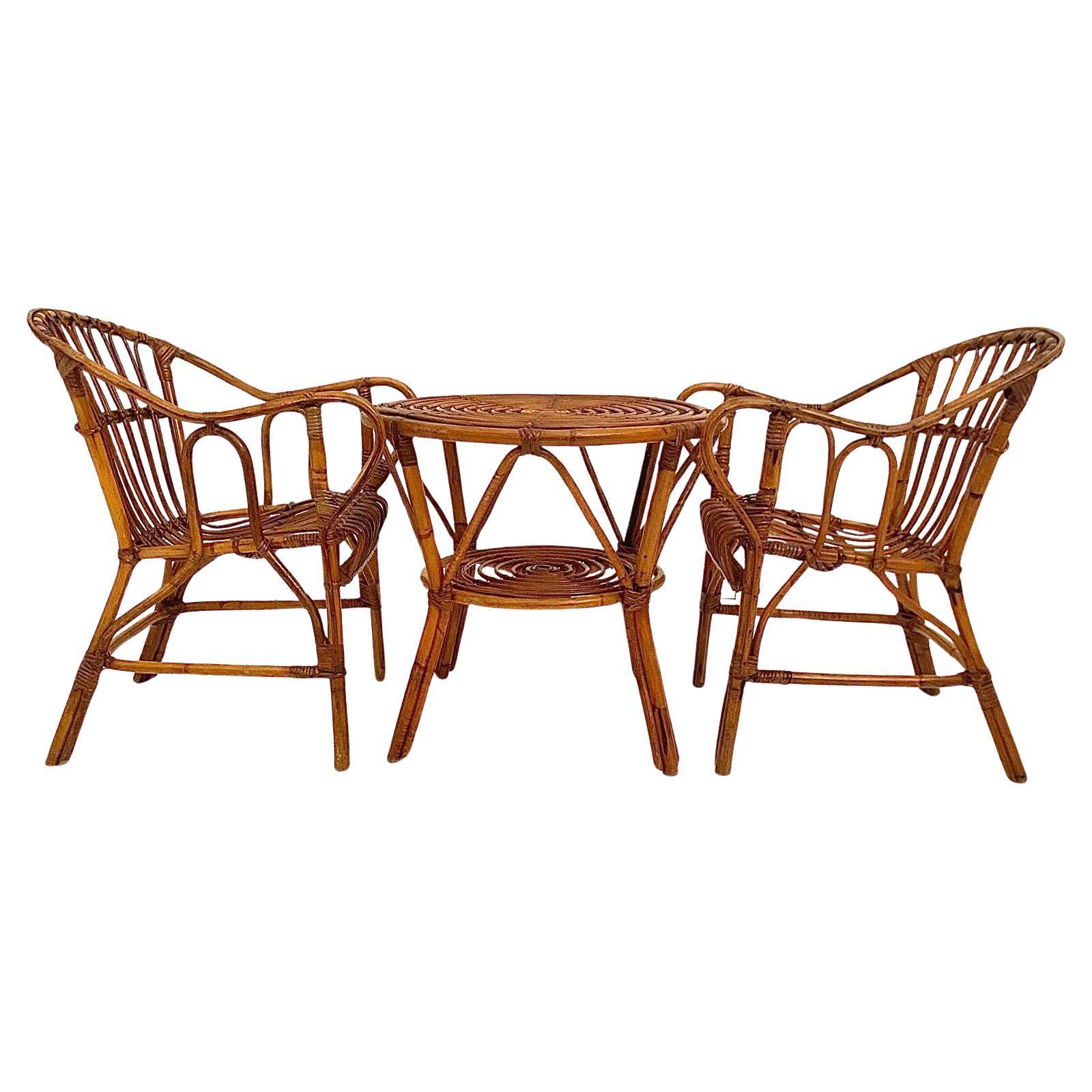 Mid-Century Modern Bamboo Chairs and Table Set – Italy, 1960s

This elegant set of bamboo and rattan chairs, accompanied by a matching round coffee table, showcases the refined craftsmanship of Italian mid-century design. Handmade in Italy during
