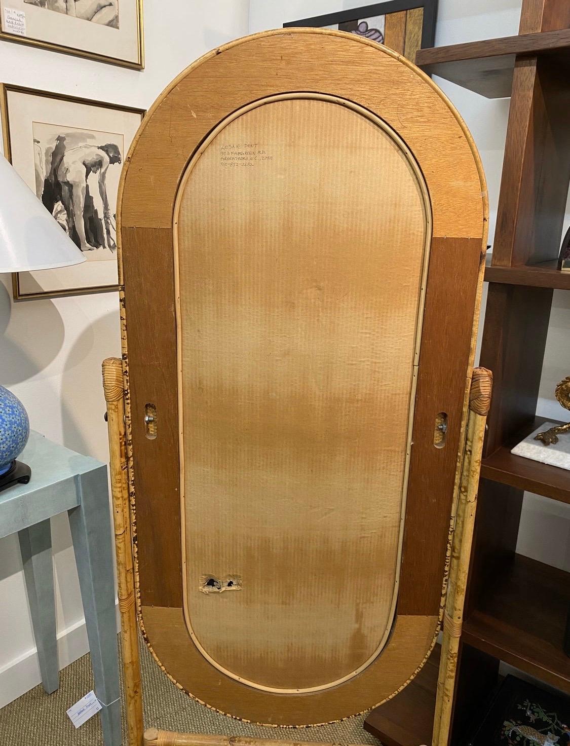 Superbe miroir Cheval des années 1960, conçu par un designer new-yorkais. Fabriqué en bambou, bois et miroir.
Il n'en a pas été fabriqué beaucoup, ils sont rares et convoités.
 