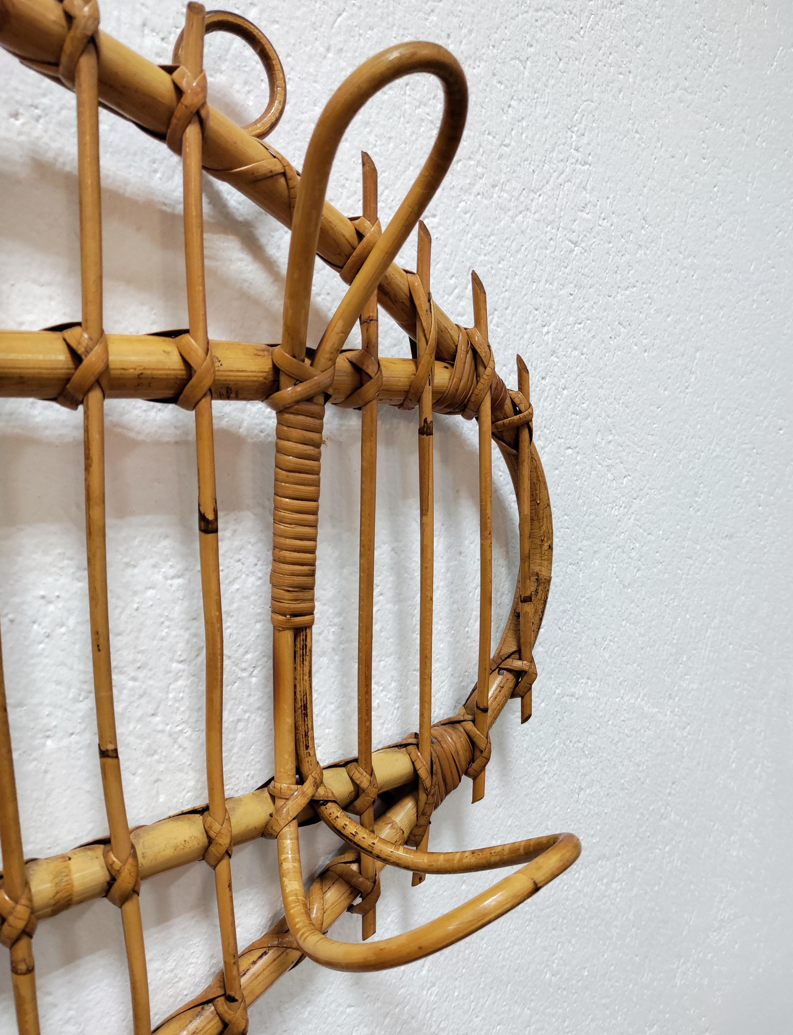 In questa inserzione troverai un appendiabiti da parete ovale in rattan vintage del Mid-Century Modern disegnato da Franco Albini (attr). L'appendiabiti è stato progettato e realizzato in Italia negli anni '60. I ganci in rattan hanno una base ovale