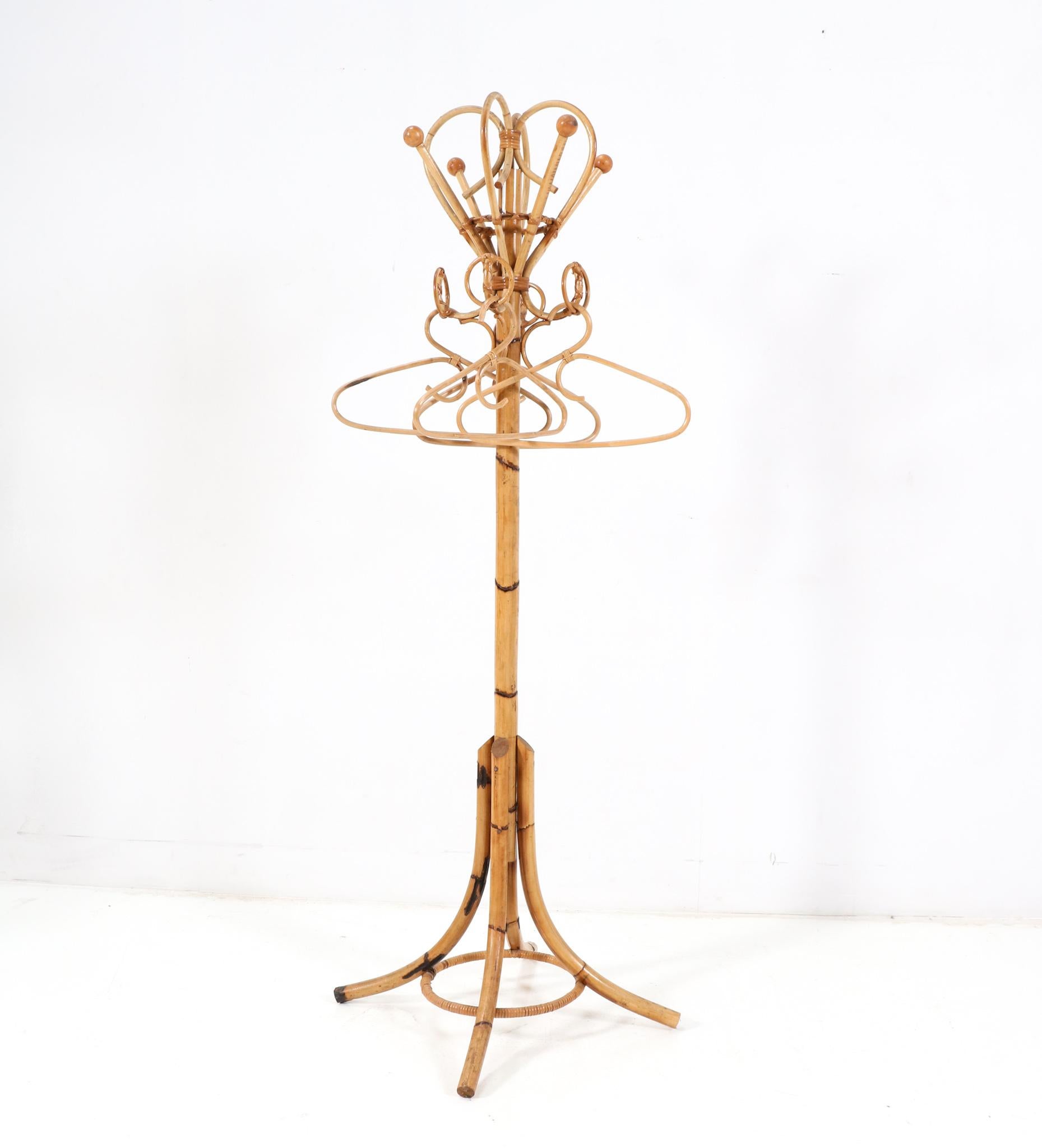 Impresionante y raro perchero o perchero moderno de mediados de siglo.
Diseño al estilo de Franco Albini.
Llamativo diseño italiano de los años 1960.
¡Perchero de bambú natural con seis originales perchas de bambú!
En la imagen no aparecen tres