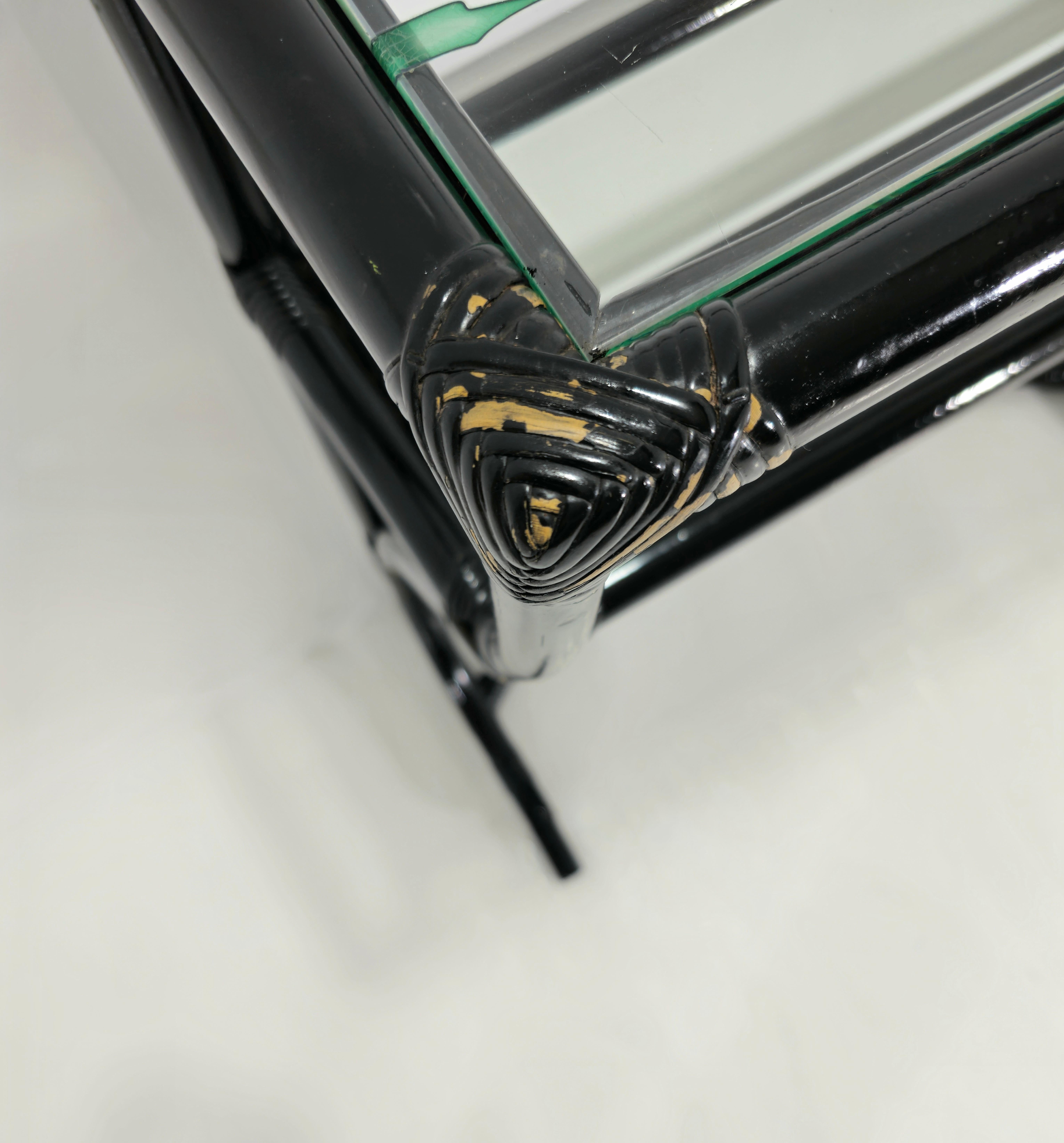 Console en bambou mi-siècle moderne avec deux étagères en verre Italie 1970 en vente 2