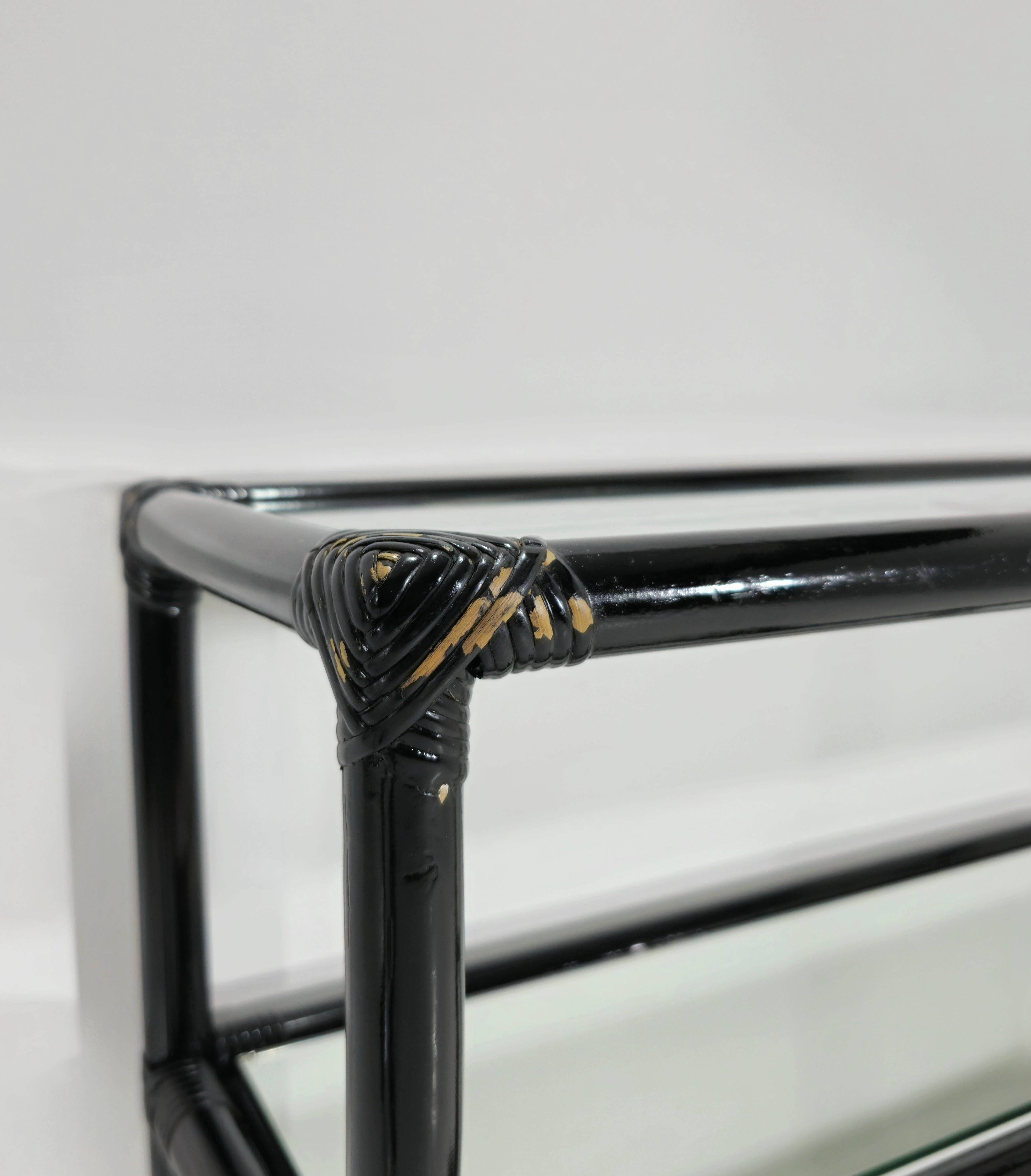 Console en bambou mi-siècle moderne avec deux étagères en verre Italie 1970 en vente 3