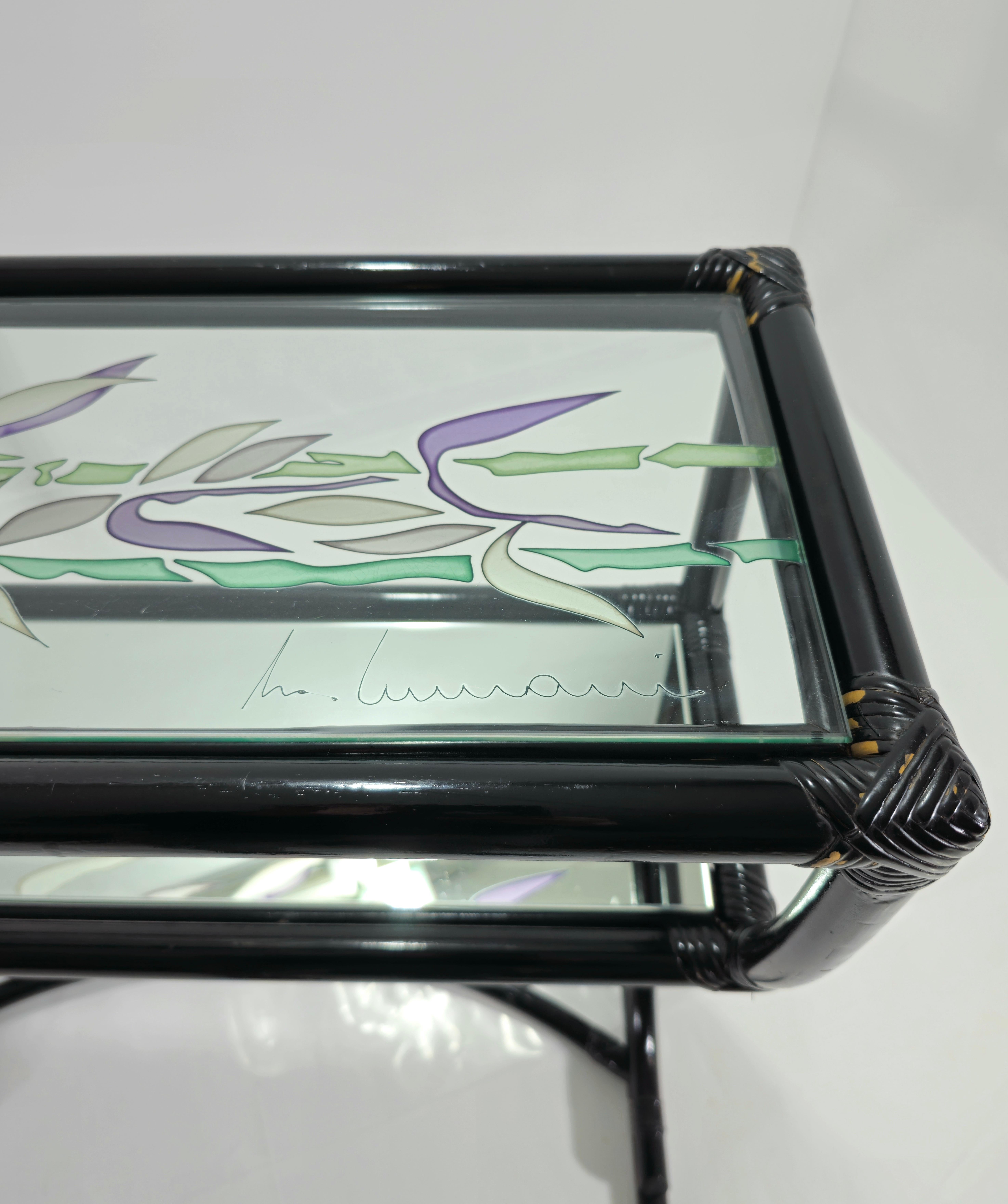 Console en bambou émaillé noir. Une étagère en verre décorée et signée. Une deuxième étagère en verre avec miroir. Veuillez regarder attentivement la vidéo et les photos, merci.

Poids : 7,900 kg

NOTE : Nous offrons à nos clients un service
