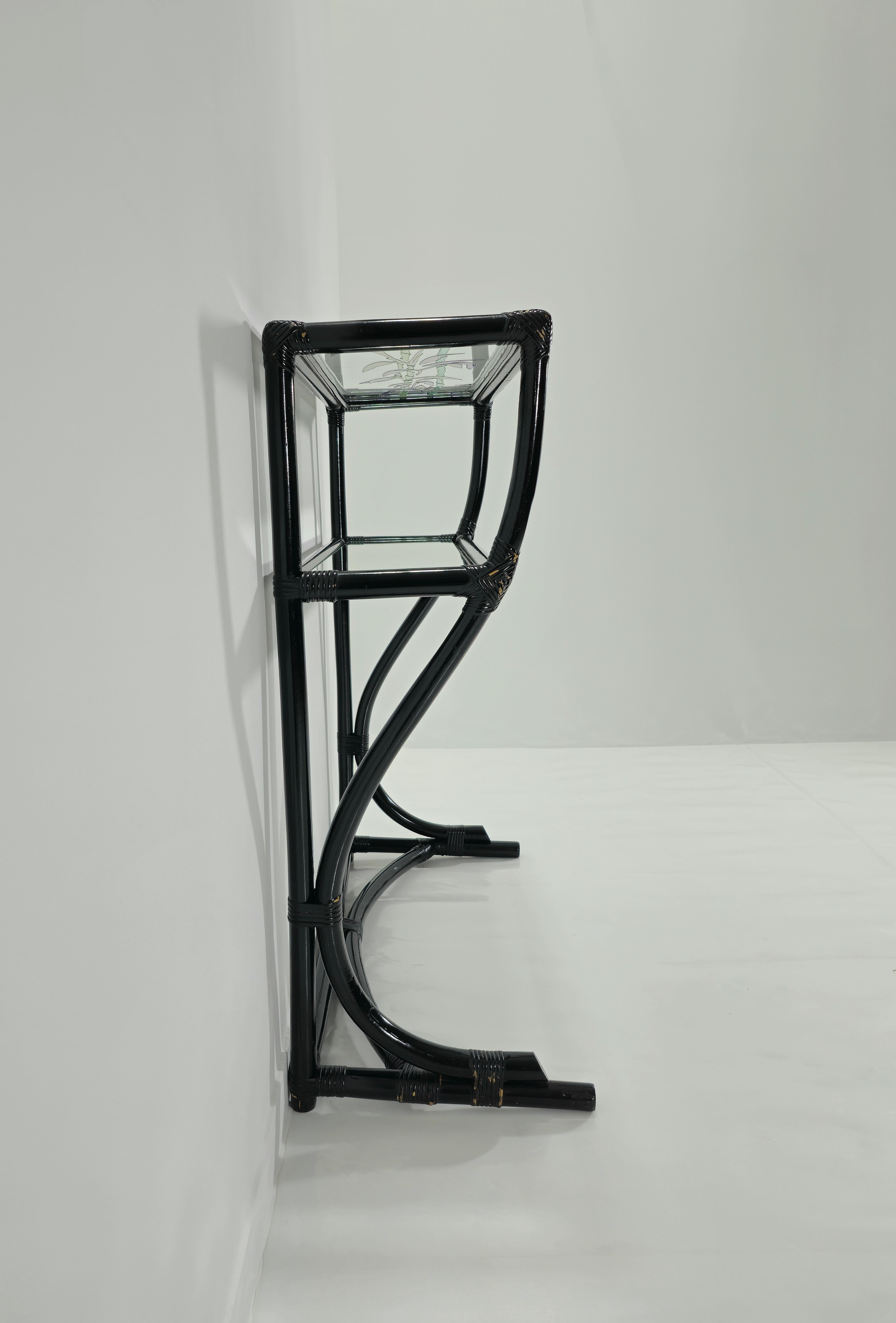 italien Console en bambou mi-siècle moderne avec deux étagères en verre Italie 1970 en vente