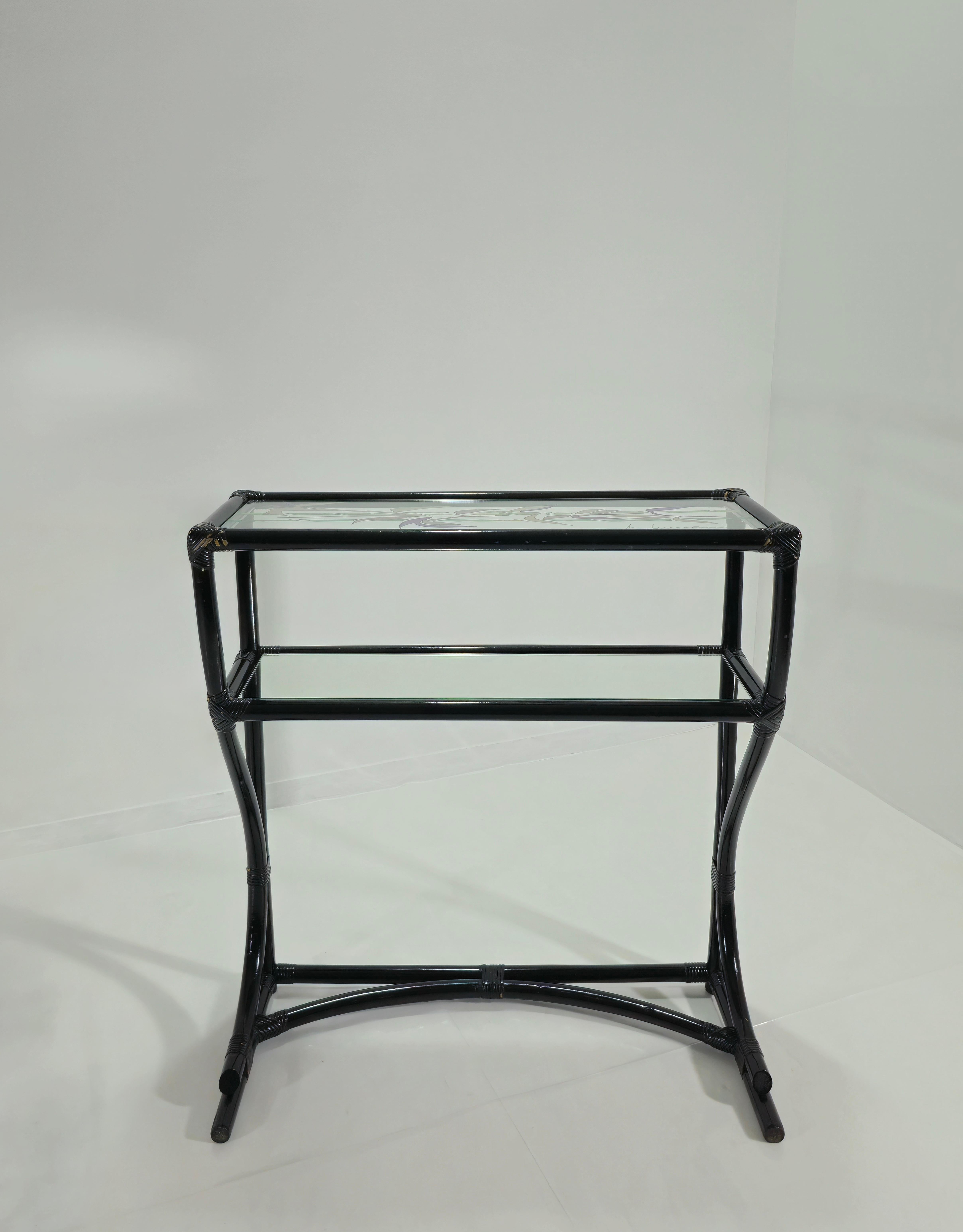 Émaillé Console en bambou mi-siècle moderne avec deux étagères en verre Italie 1970 en vente