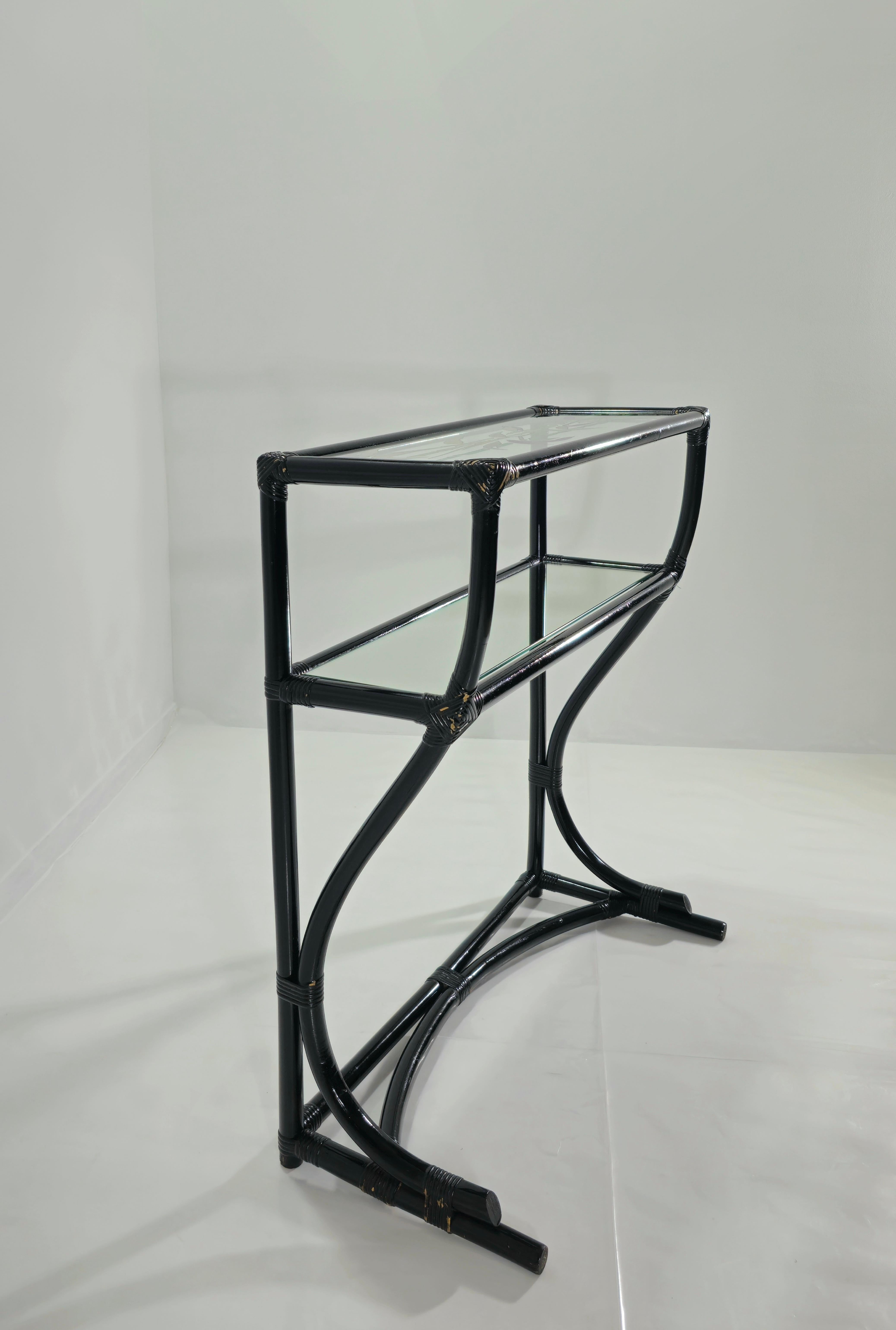 Console en bambou mi-siècle moderne avec deux étagères en verre Italie 1970 Bon état - En vente à Palermo, IT