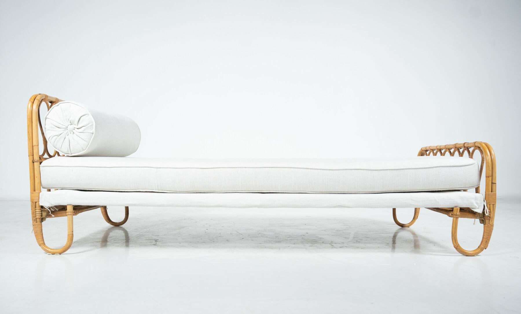 Italiano Lettino da giorno in bambù della modernità di metà secolo, Italia, anni '60 - &New Upholstery in vendita