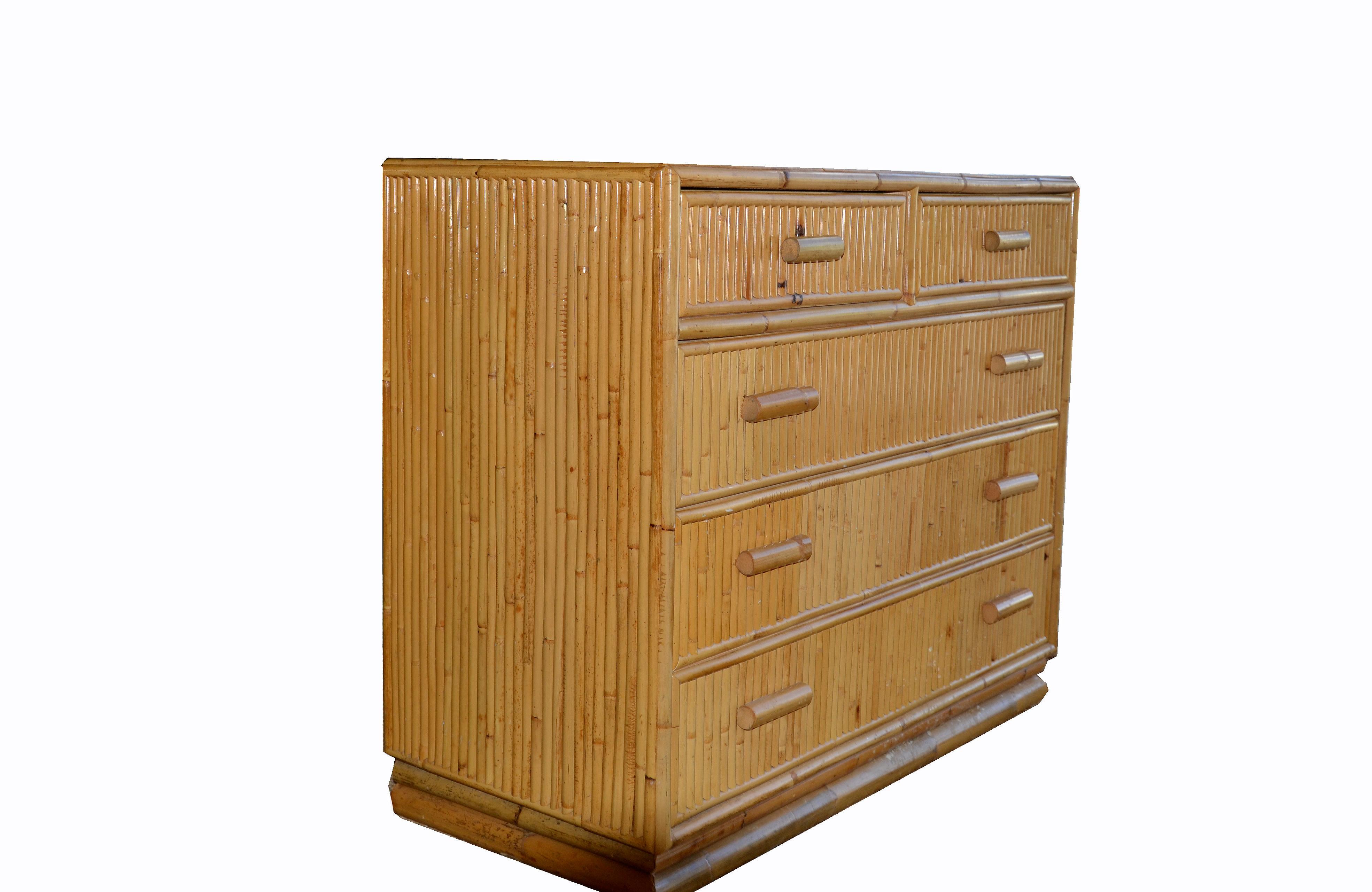 Beautiful five drawers bamboo dresser, chest of drawers from the 1970s.
Handles are handcrafted all in bamboo sticks.
Looks great all around.