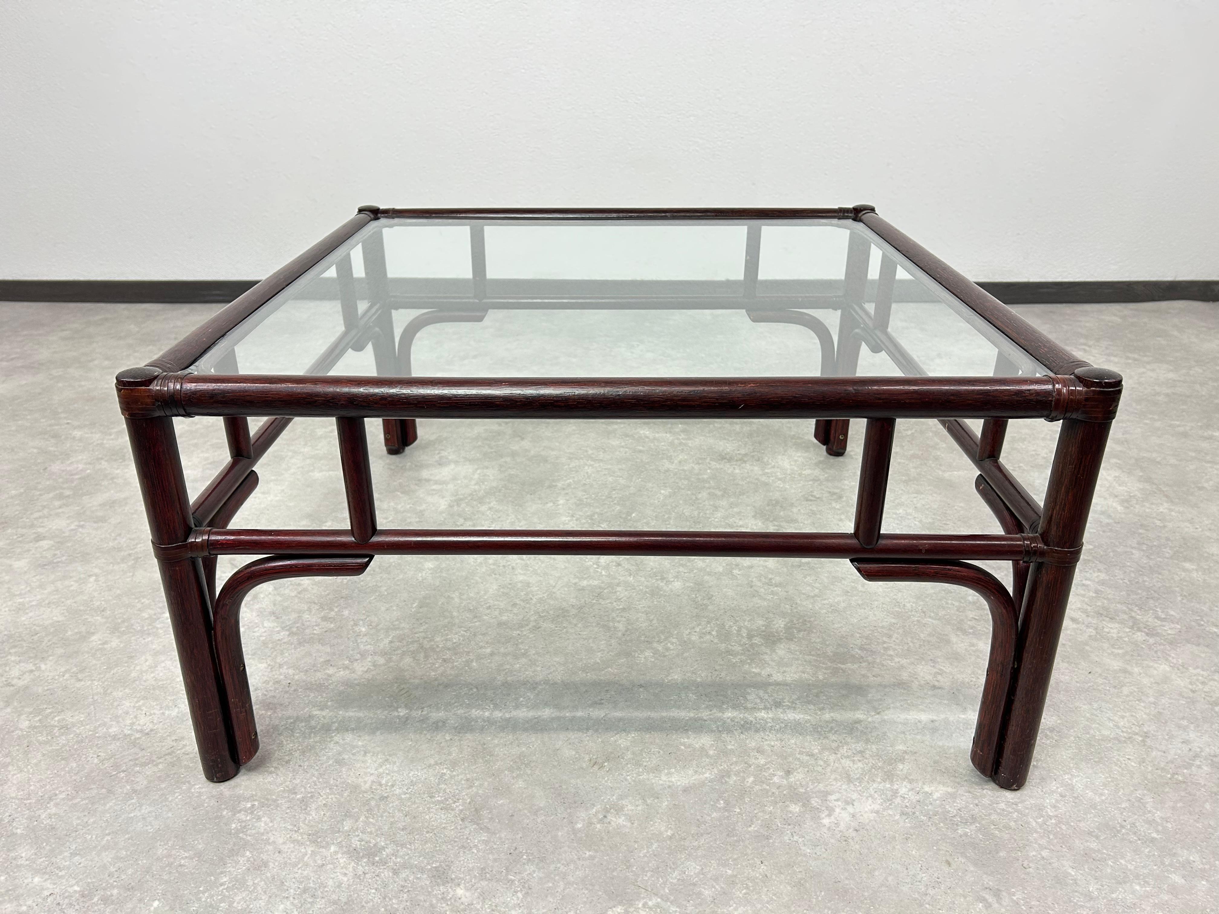 Table basse en bambou moderne du milieu du siècle par Gervasoni en excellent état d'origine avec des signes d'utilisation. Plusieurs petits éclats sur les bords supérieurs du verre. 

Gervasoni est un fabricant italien de meubles de luxe et haut de