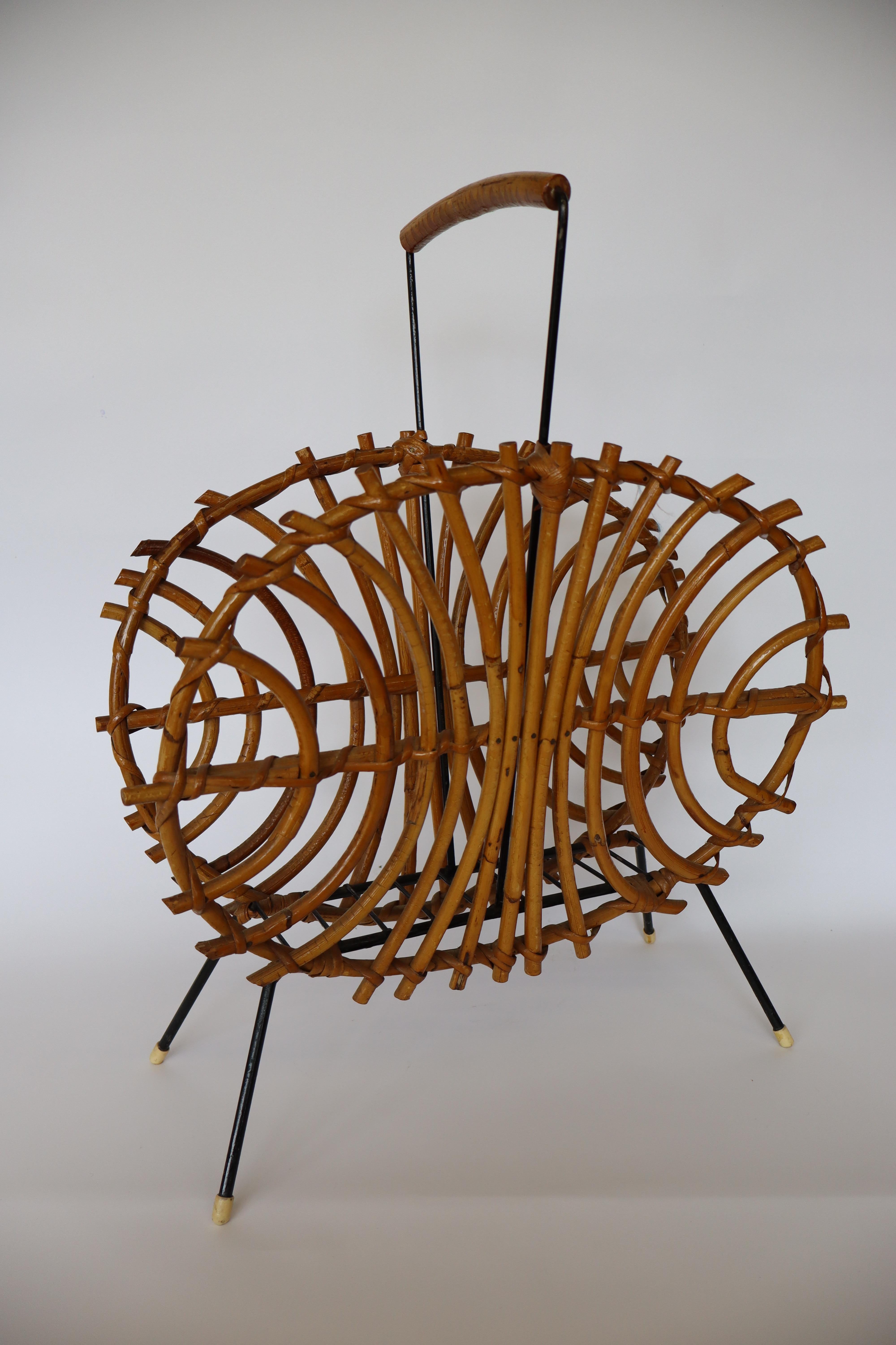 Exquisit midcentury modern magazineholder by Noordwolde the Netherlands.
Created in the 1960's
Noordwolde: famous for their vintage bamboo and ratan furniture in the 1960-1970's.
Superb design and forms.

Fine condition
