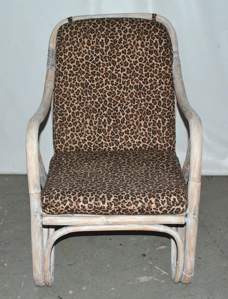 Élégante chaise longue en rotin lavé blanc, de style déco moderne du milieu du siècle, fabriquée en bambou plié et enveloppée aux joints avec du faux raphia. Coussin de dossier et d'assise détaché avec des attaches pour le fixer à la chaise. Idéal