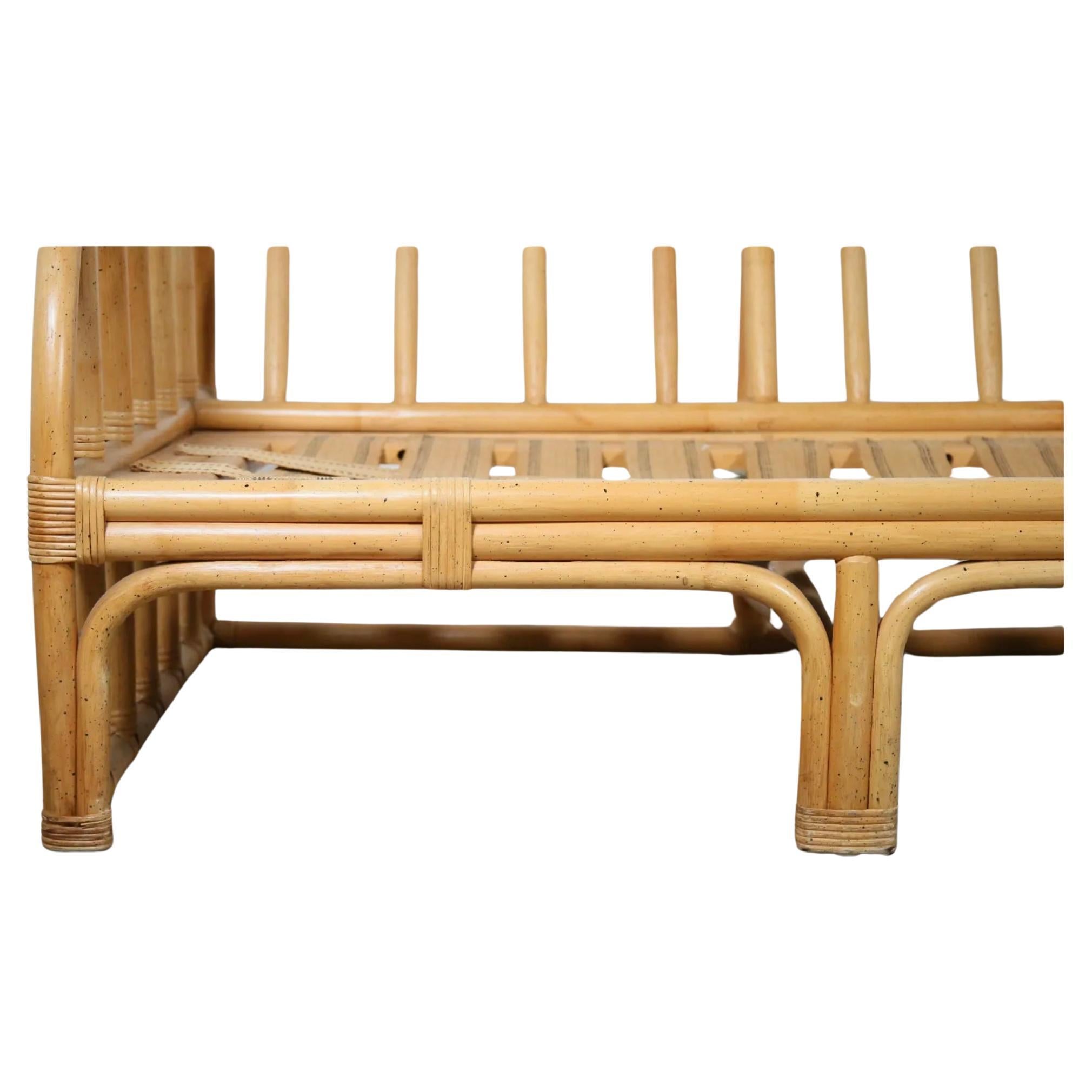Modernes 3-Sitz-Sofa aus Bambus-Rattan von Ficks Reed aus der Mitte des Jahrhunderts im Zustand „Gut“ im Angebot in BROOKLYN, NY