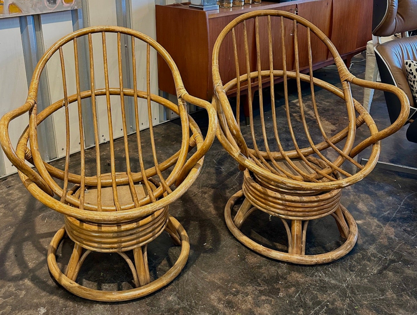 Paire de  Chaises longues pivotantes en rotin de bambou du milieu du siècle, dans le style de Paul Frankl ou de Ficks Reed.   Nous aimons les formes arrondies qui bercent et les bases empilées qui basculent et pivotent. Ces chaises sont vendues sans