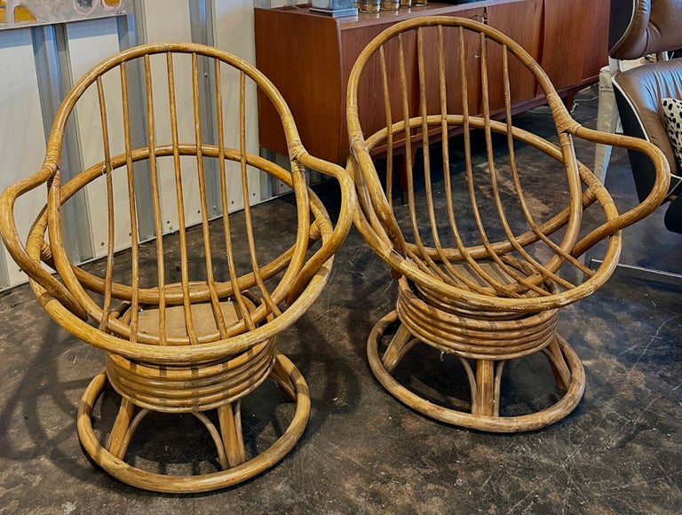 Mitte des Jahrhunderts Modern Bambus Rattan Ei Geformt Lounge-Drehsthle,  ein Paar im Angebot bei 1stDibs Deutschland