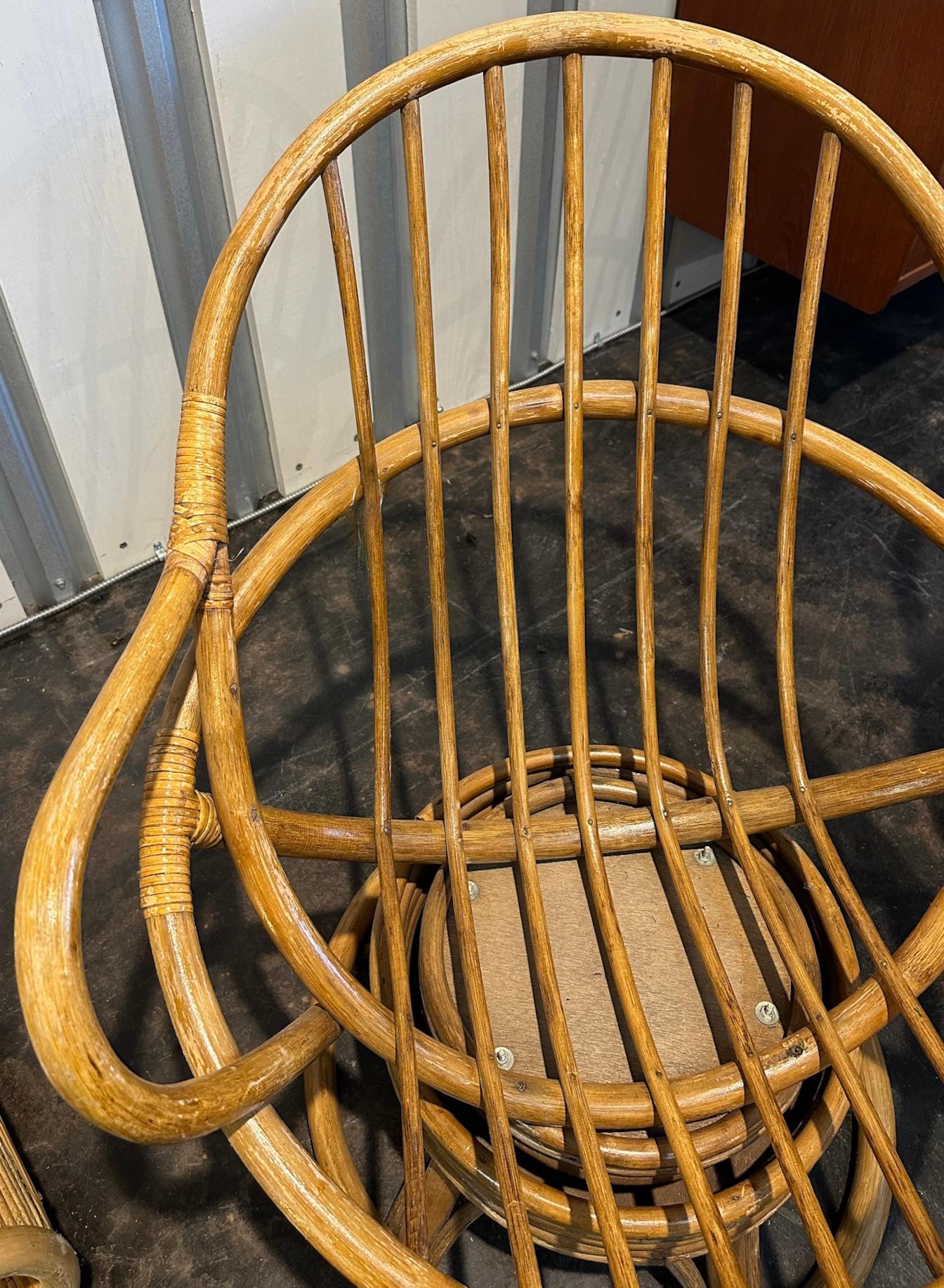Américain Modèle en forme d'œuf en bambou et rotin moderne du milieu du siècle  Chaises longues pivotantes, la paire en vente