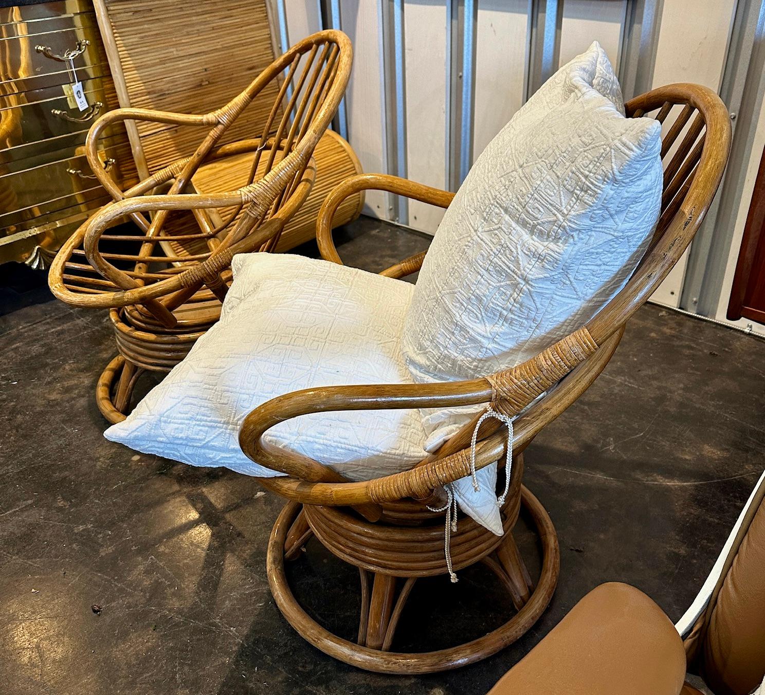 Modèle en forme d'œuf en bambou et rotin moderne du milieu du siècle  Chaises longues pivotantes, la paire Bon état - En vente à Wichita, KS