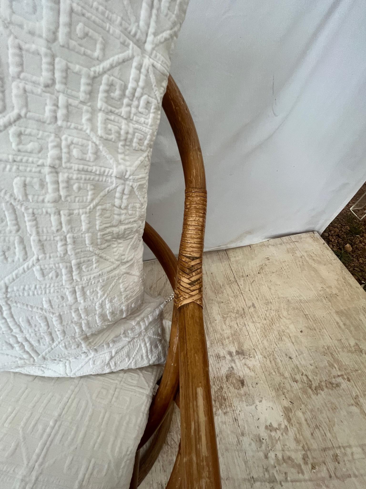 20ième siècle Modèle en forme d'œuf en bambou et rotin moderne du milieu du siècle  Chaises longues pivotantes, la paire en vente