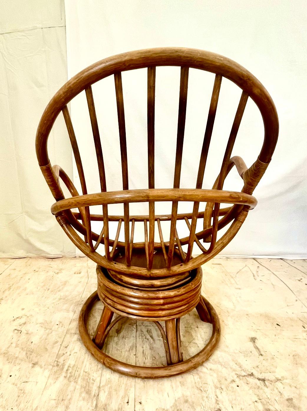 Bambou Modèle en forme d'œuf en bambou et rotin moderne du milieu du siècle  Chaises longues pivotantes, la paire en vente