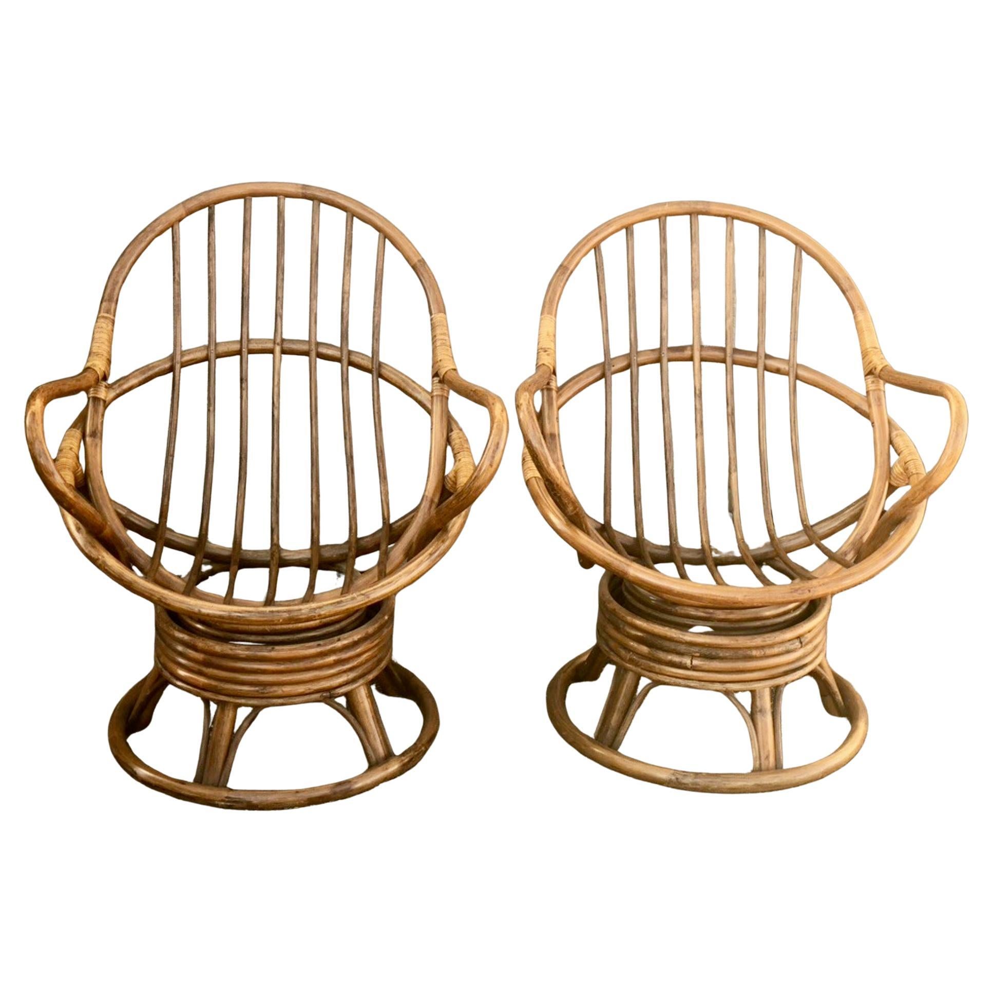 Modèle en forme d'œuf en bambou et rotin moderne du milieu du siècle  Chaises longues pivotantes, la paire en vente