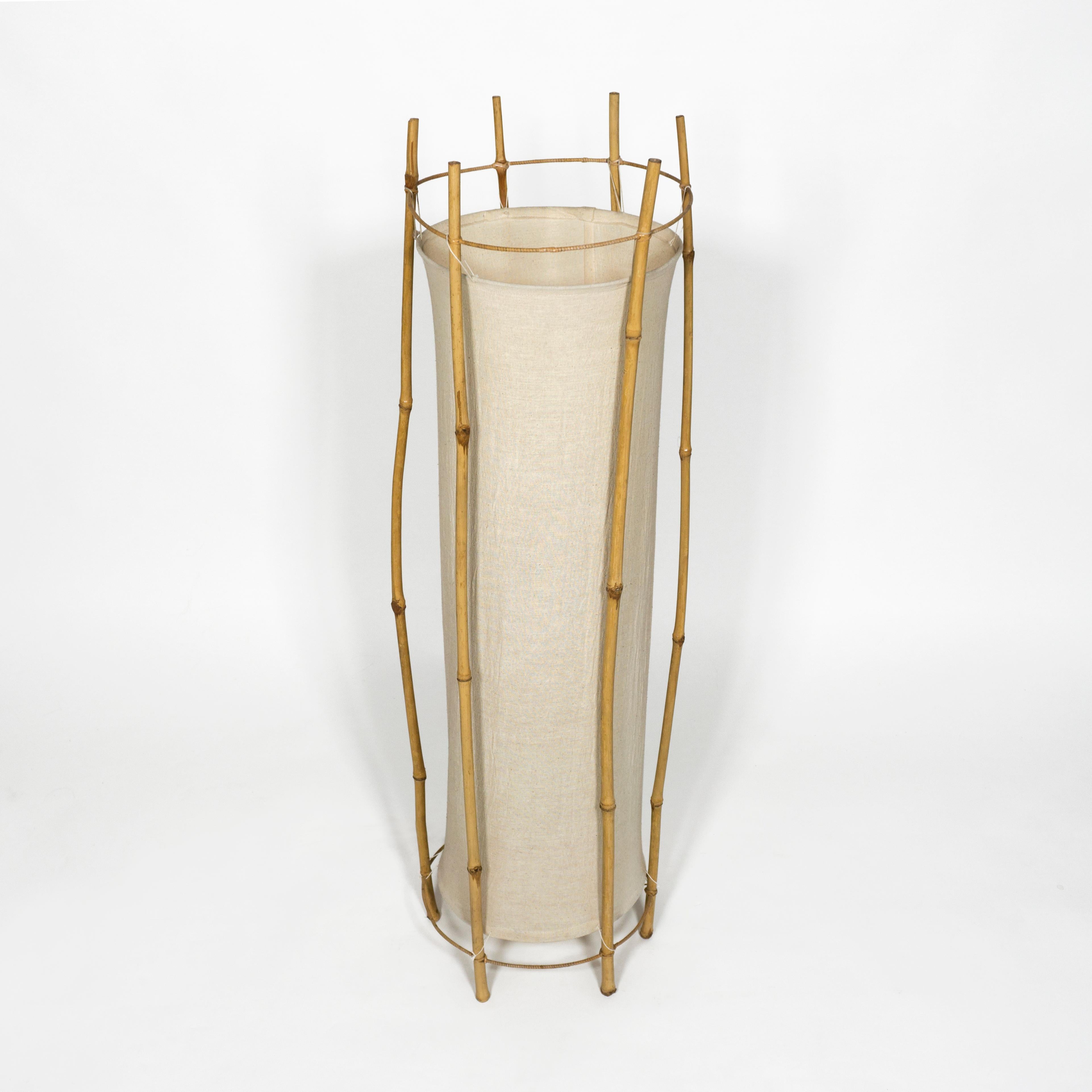 Mid-Century moderno Lampada da terra moderna di metà secolo in bambù e rattan di Louis Sognot, Francia anni '60 in vendita