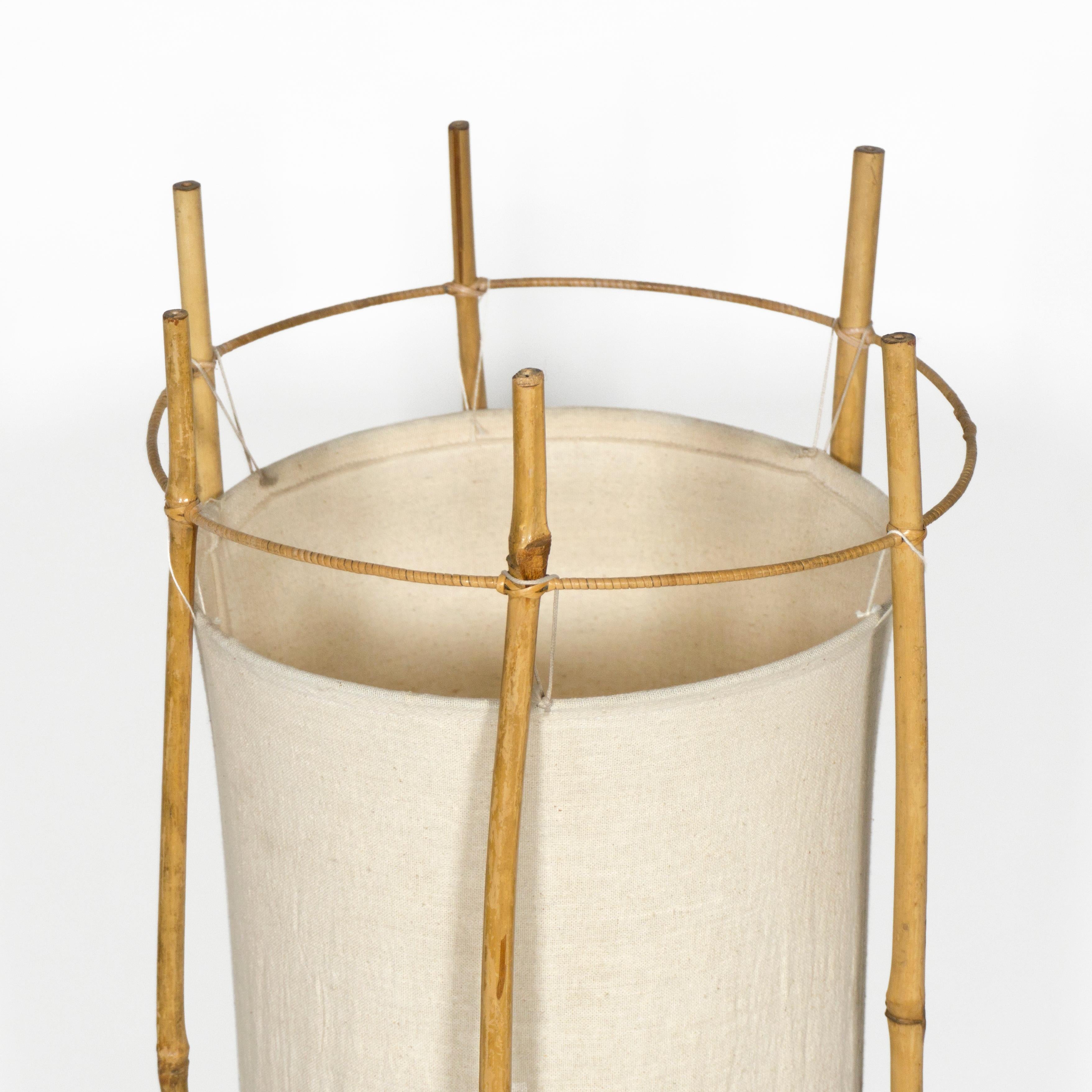 Lampada da terra moderna di metà secolo in bambù e rattan di Louis Sognot, Francia anni '60 In condizioni buone in vendita a Regensburg, DE