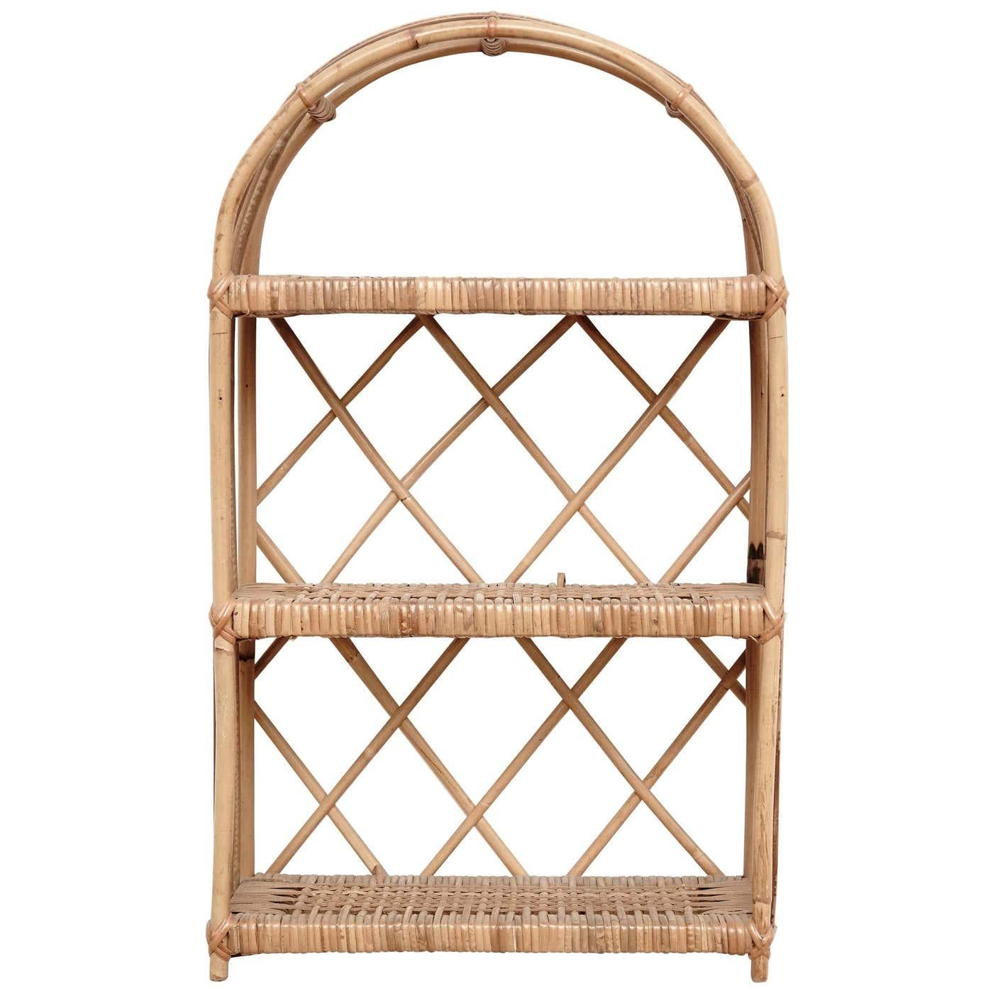 Scaffale in bambù di stile Mid-Century Modern, 1960 circa
Tradizionalmente prodotto in Francia.
Di autore sconosciuto.

In condizioni originali, con lievi usure dovute all'età e all'uso, conserva una bella patina.

 